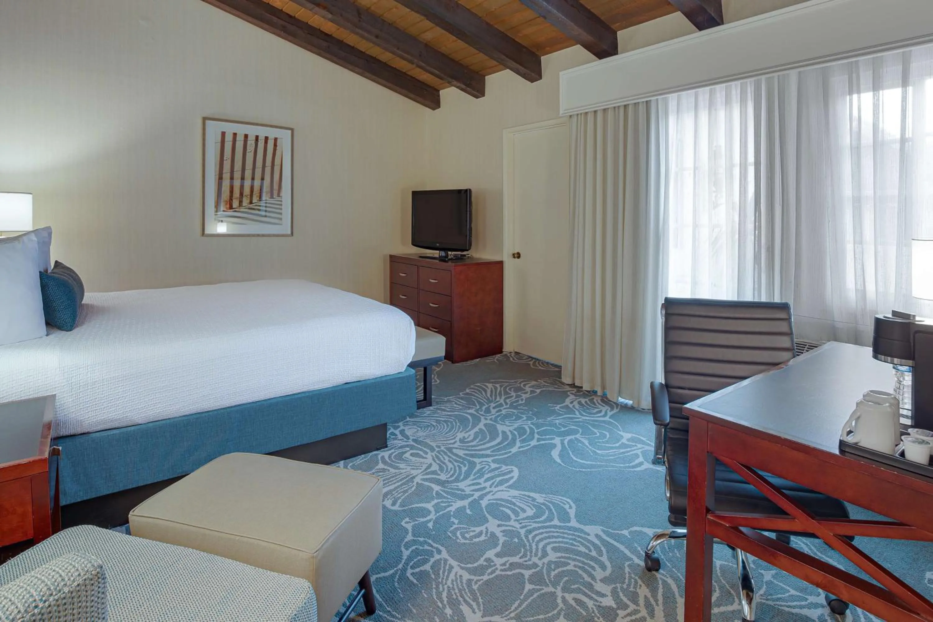 Photo of the whole room, Bed in Best Western Plus Carpinteria Inn