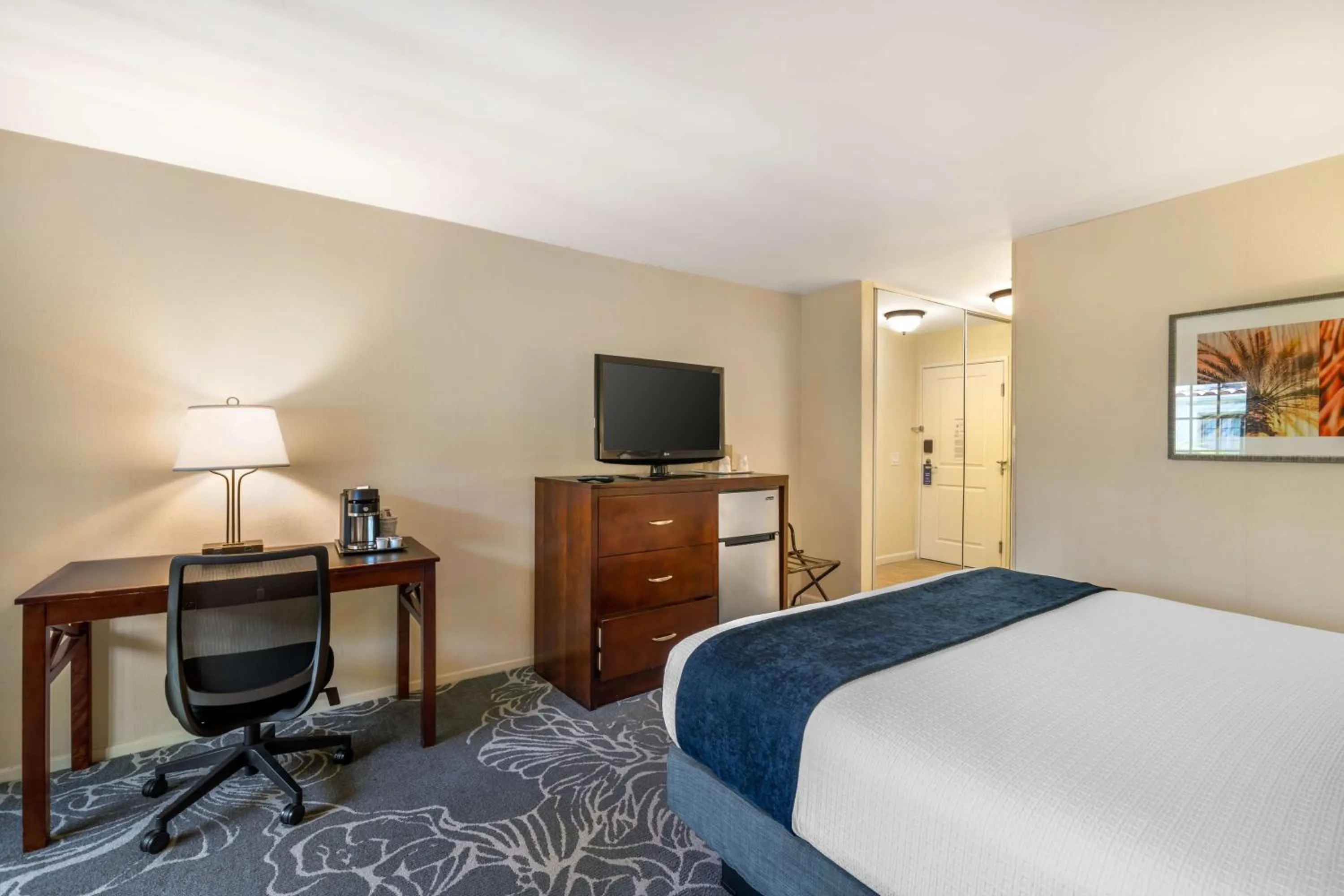 Bedroom, Bed in Best Western Plus Carpinteria Inn