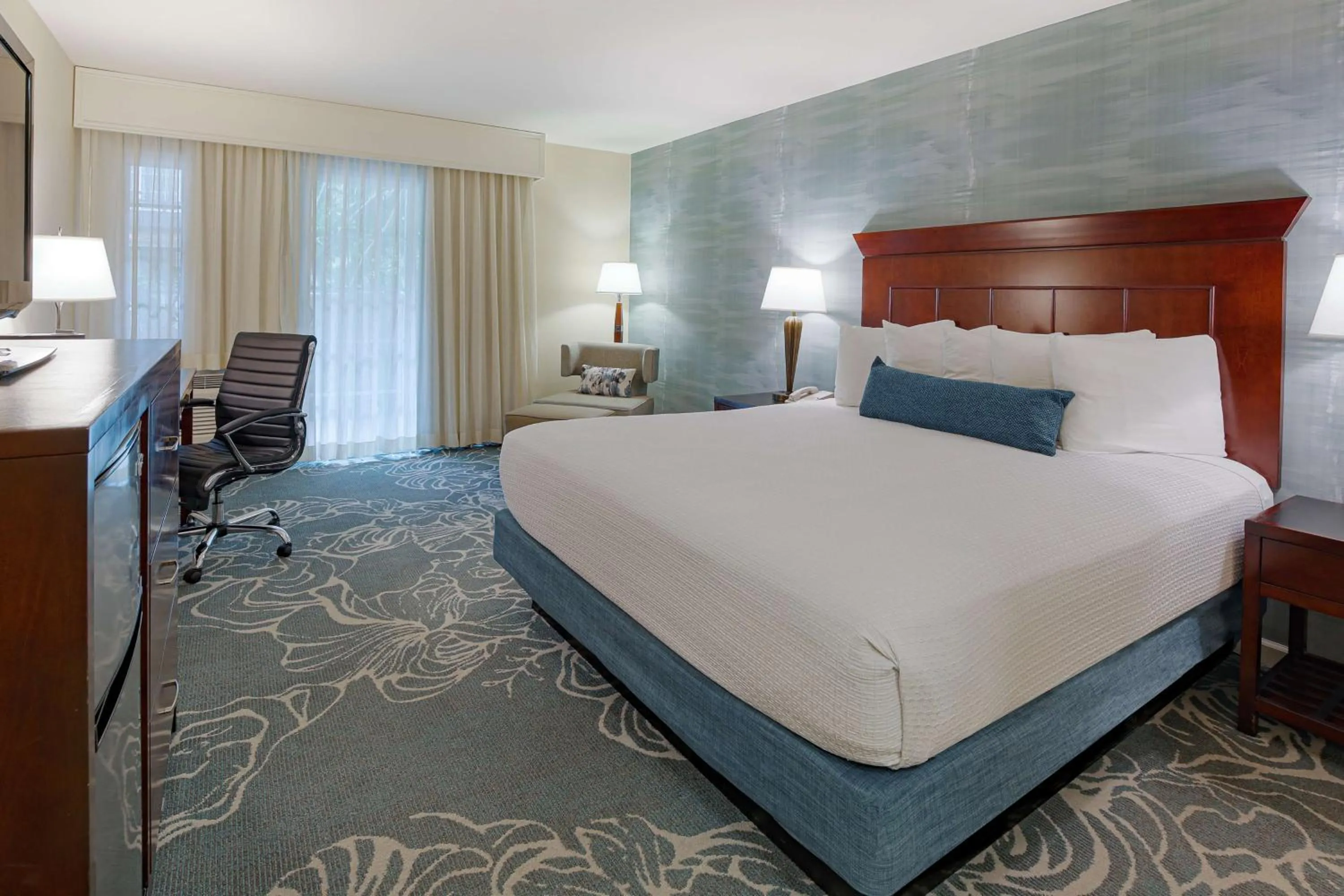 Bedroom, Bed in Best Western Plus Carpinteria Inn