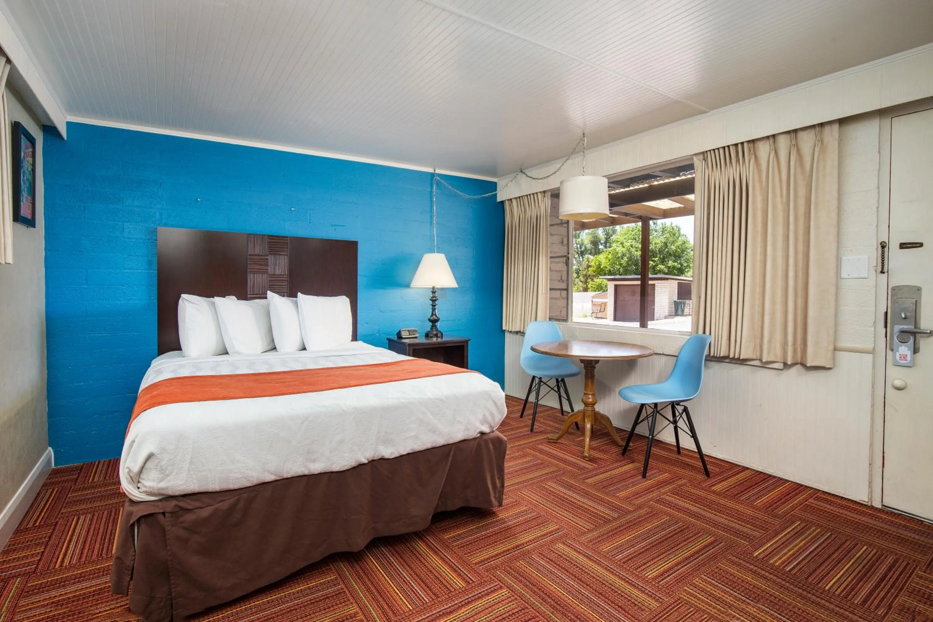 Photo of the whole room, Bed in Aikens Lodge