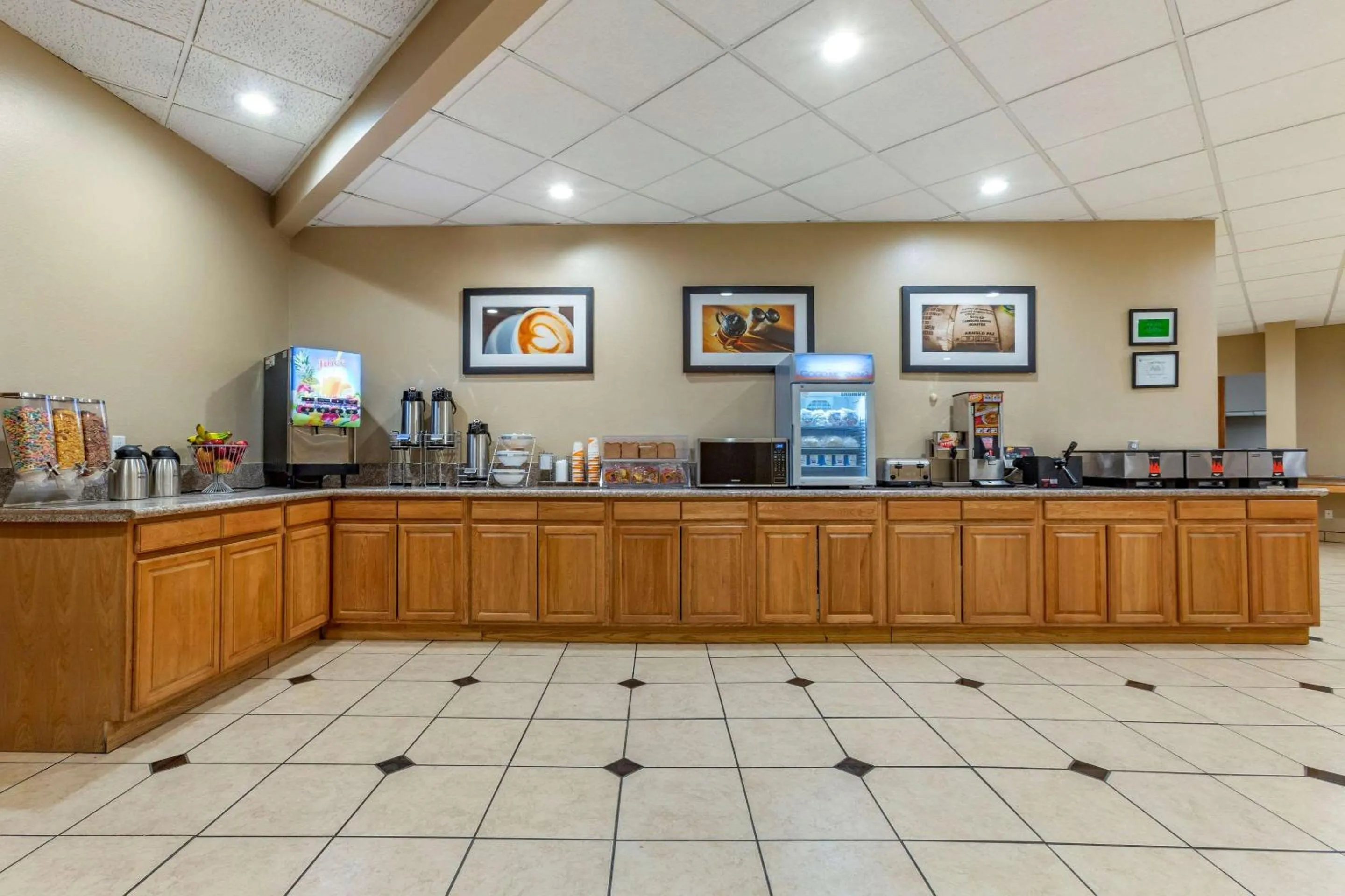 Restaurant/places to eat in Clarion Inn & Suites Roswell