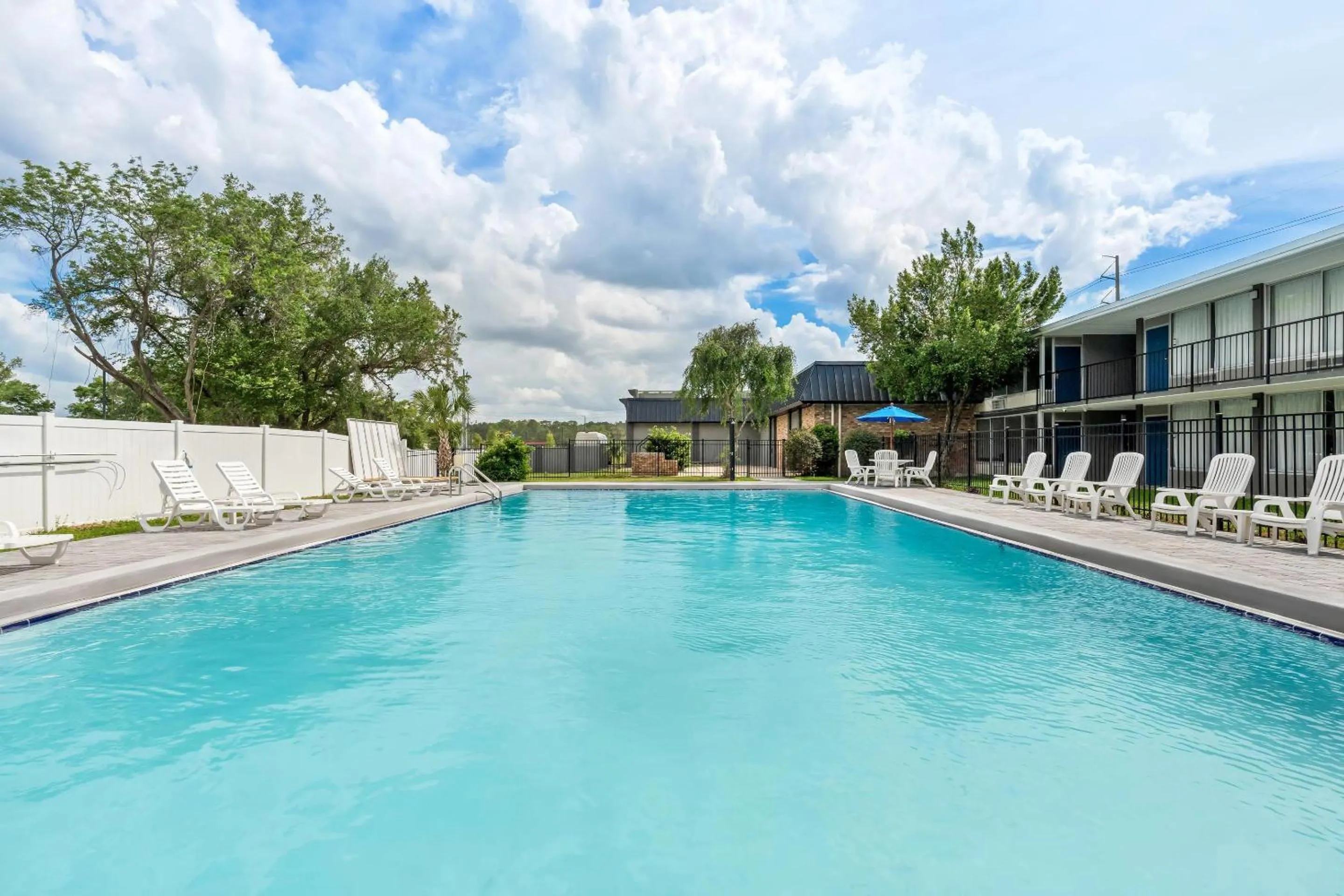 Swimming pool in Quality Inn & Suites Ocala I-75