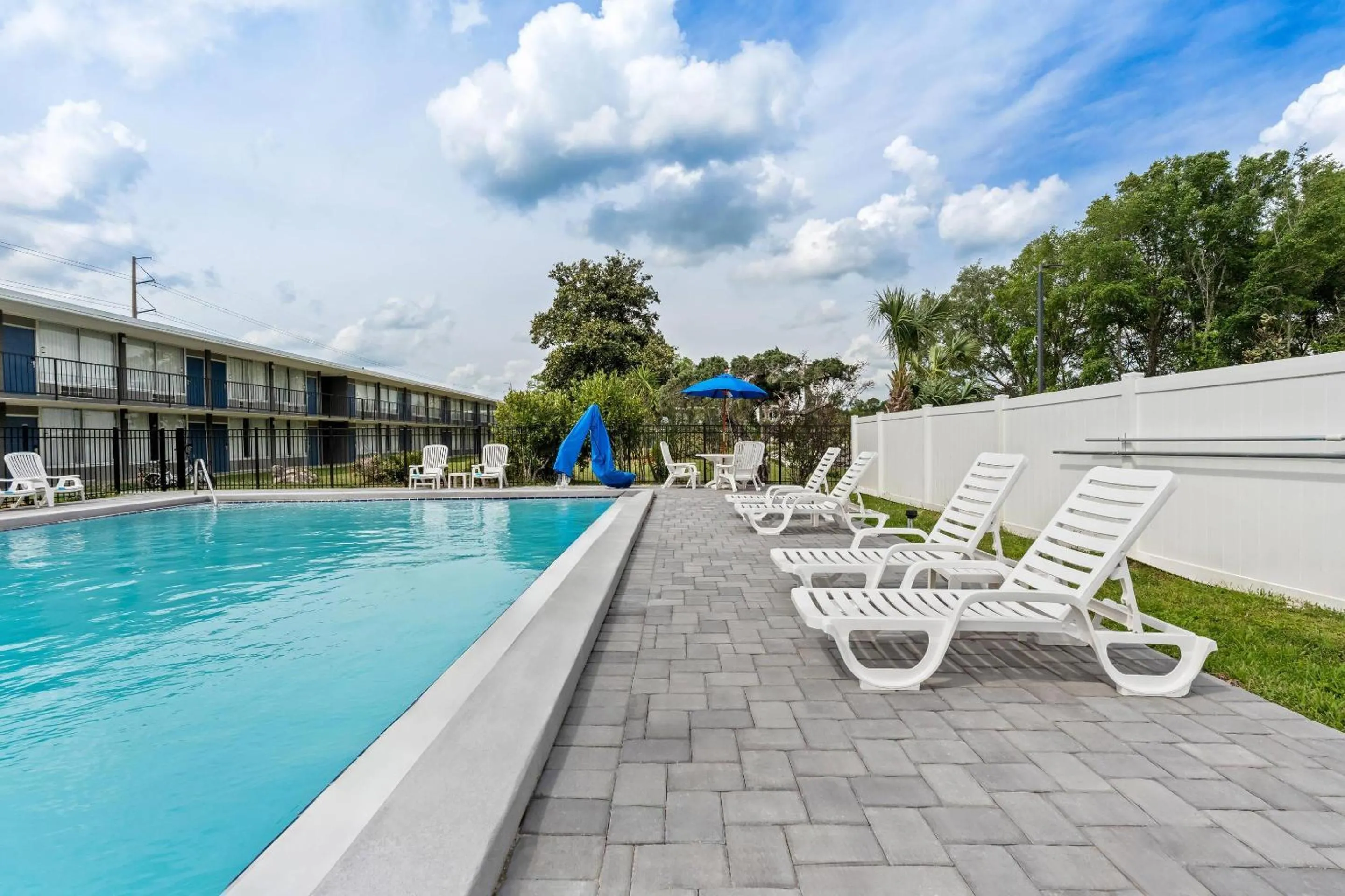 Swimming pool in Quality Inn & Suites Ocala I-75