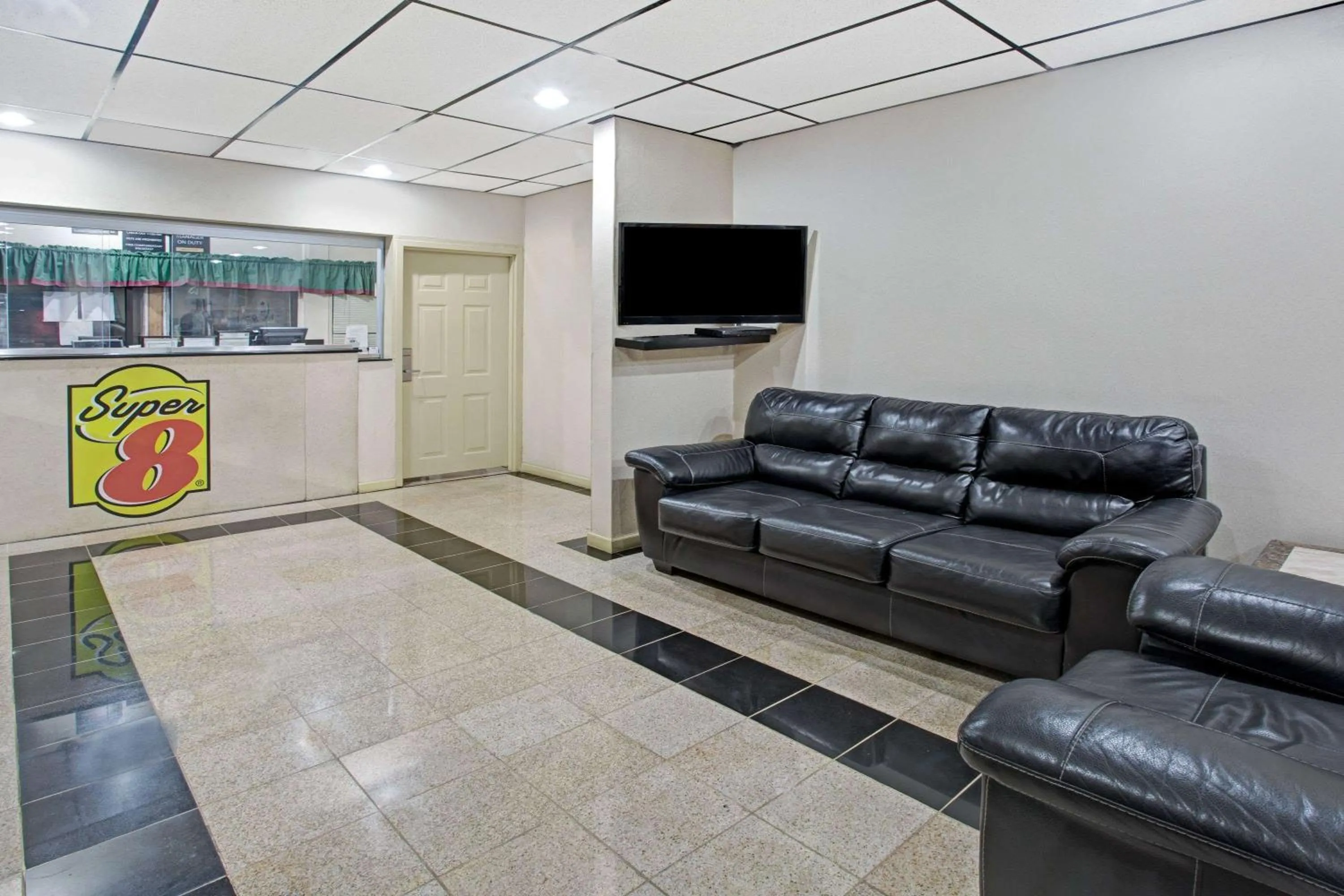 Lobby or reception in Super 8 by Wyndham Suwanee