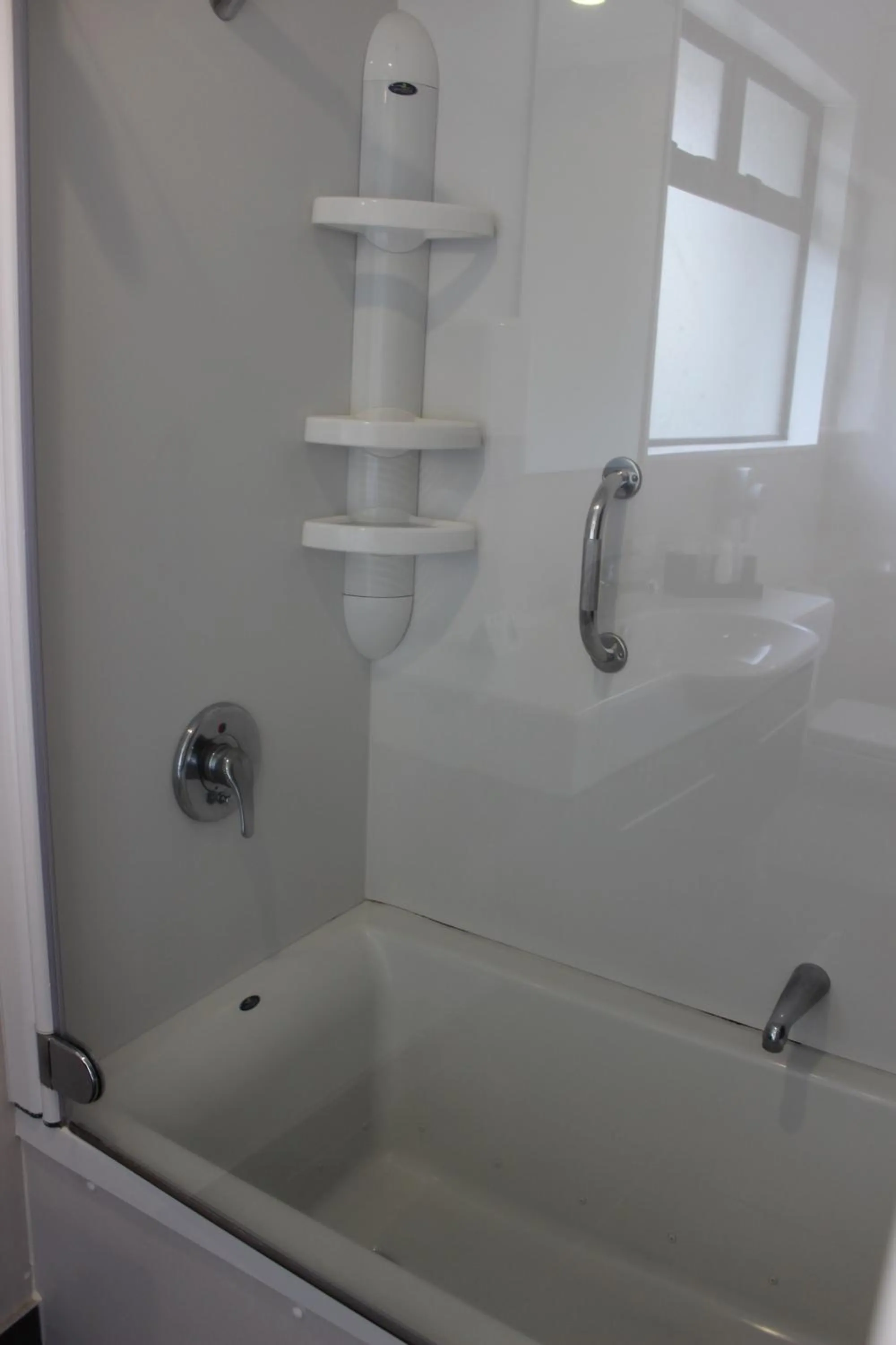 Shower in Quality Inn Acapulco Taupo