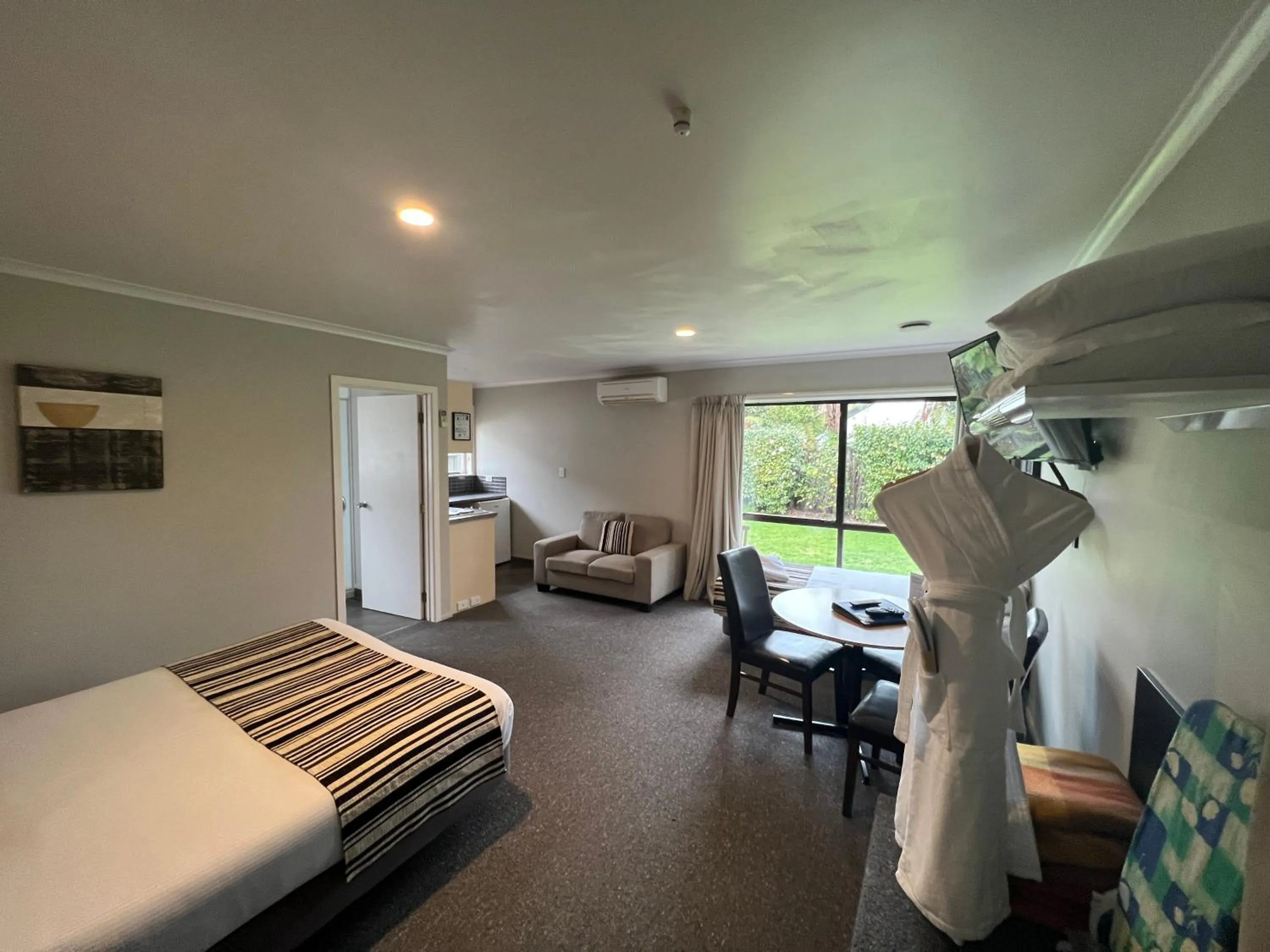 Bed in Quality Inn Acapulco Taupo