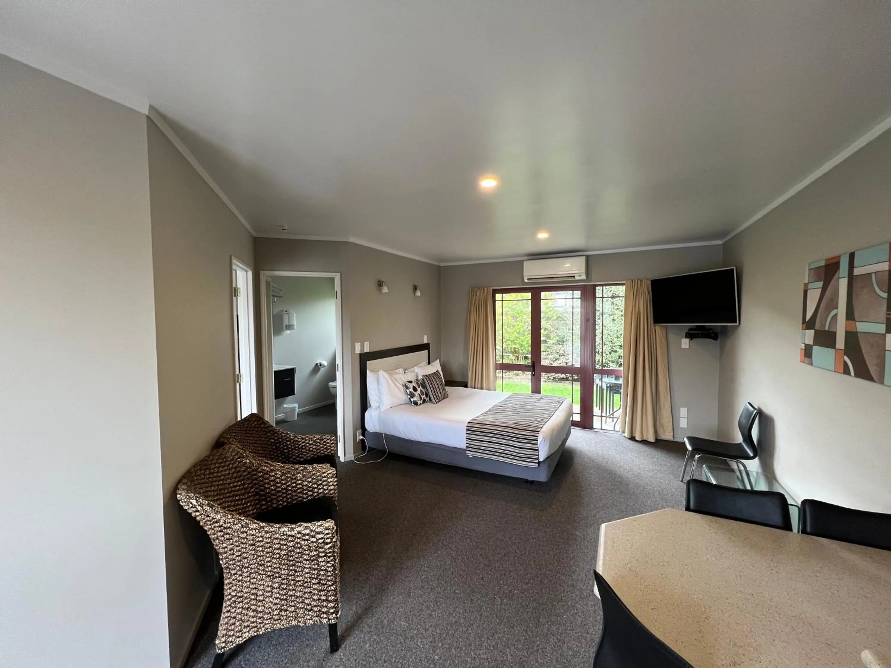 Bed in Quality Inn Acapulco Taupo