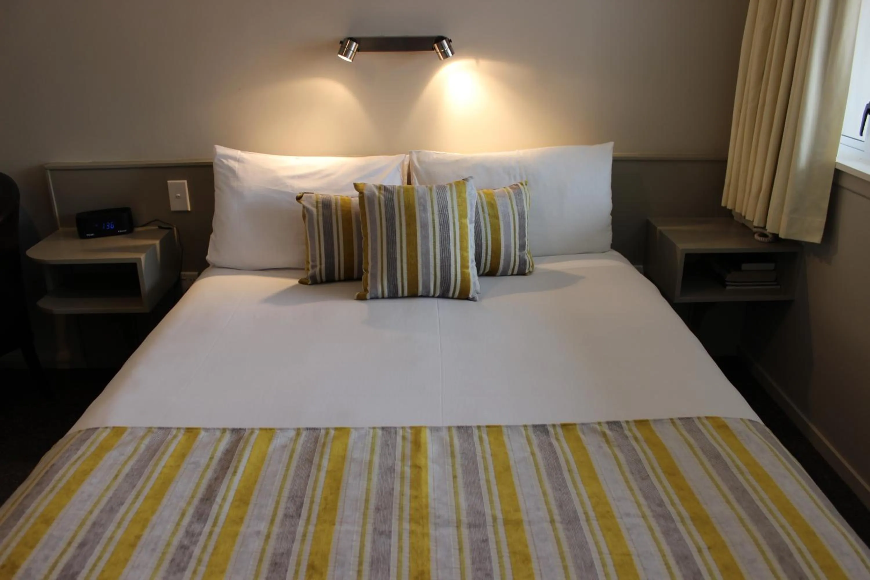 Bed in Quality Inn Acapulco Taupo