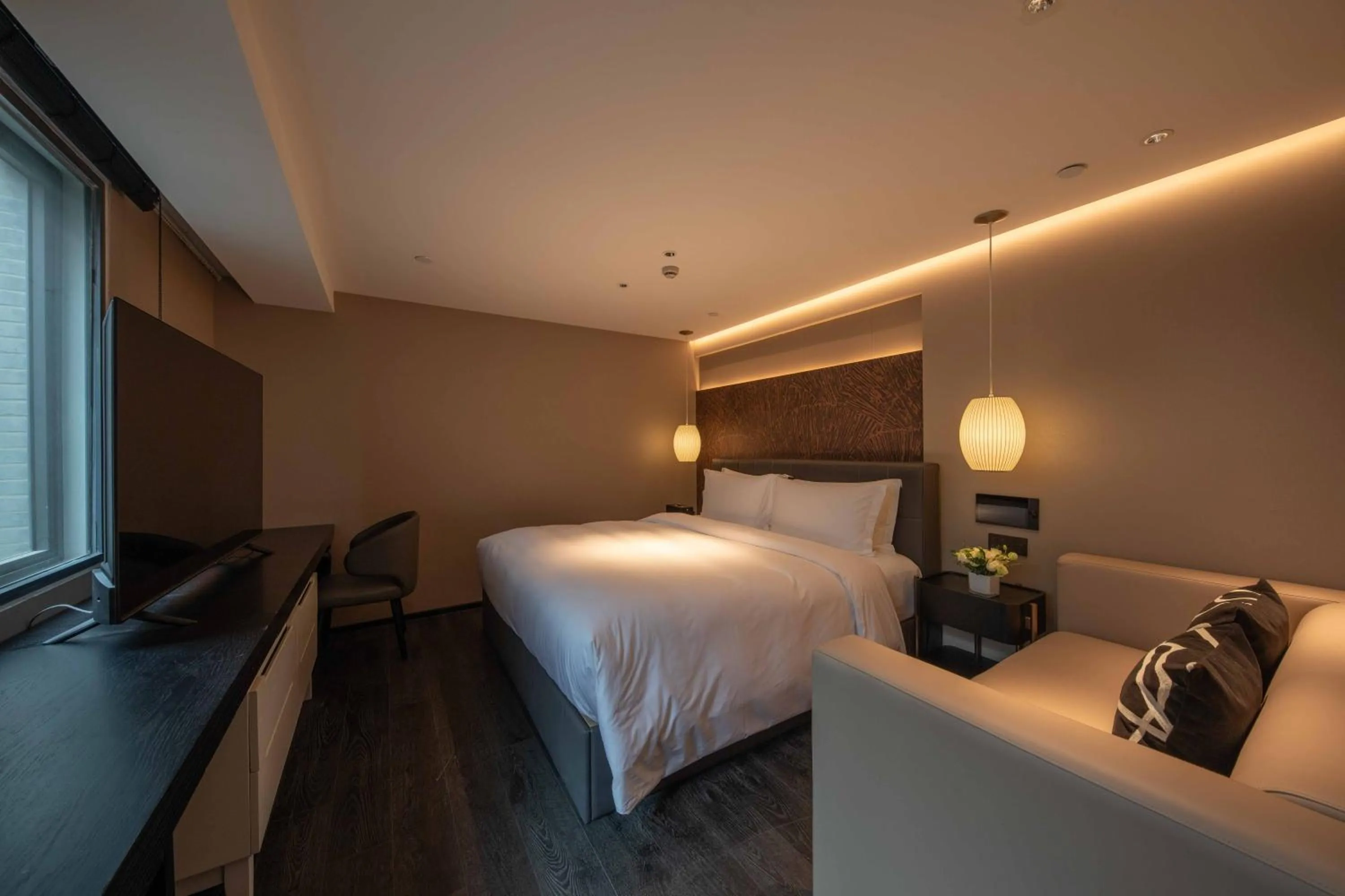 Photo of the whole room, Bed in JingLai Bushe Hotel Bund Nanjing West Road Shanghai