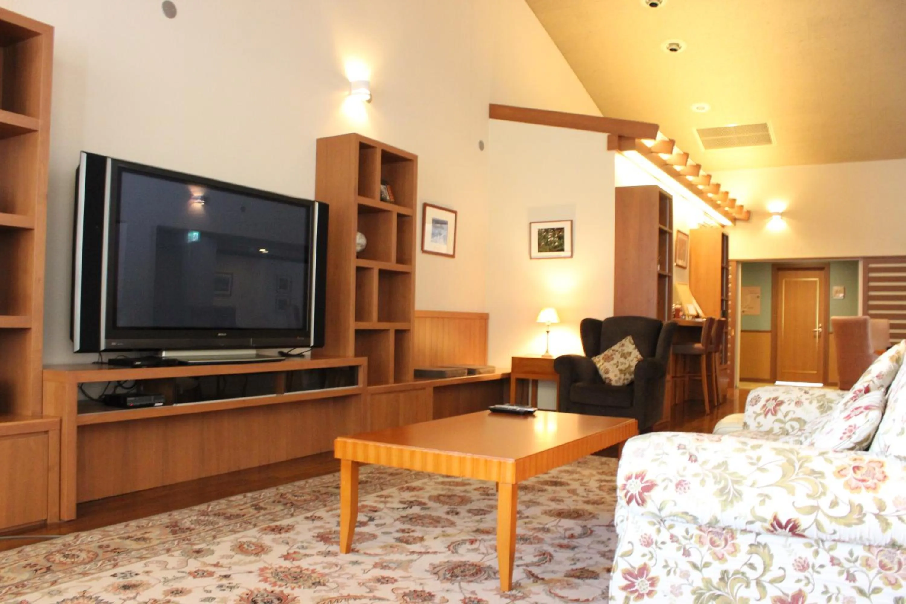 Communal lounge/ TV room, TV/Entertainment Center in Asahidake Onsen Hotel Deer Valley