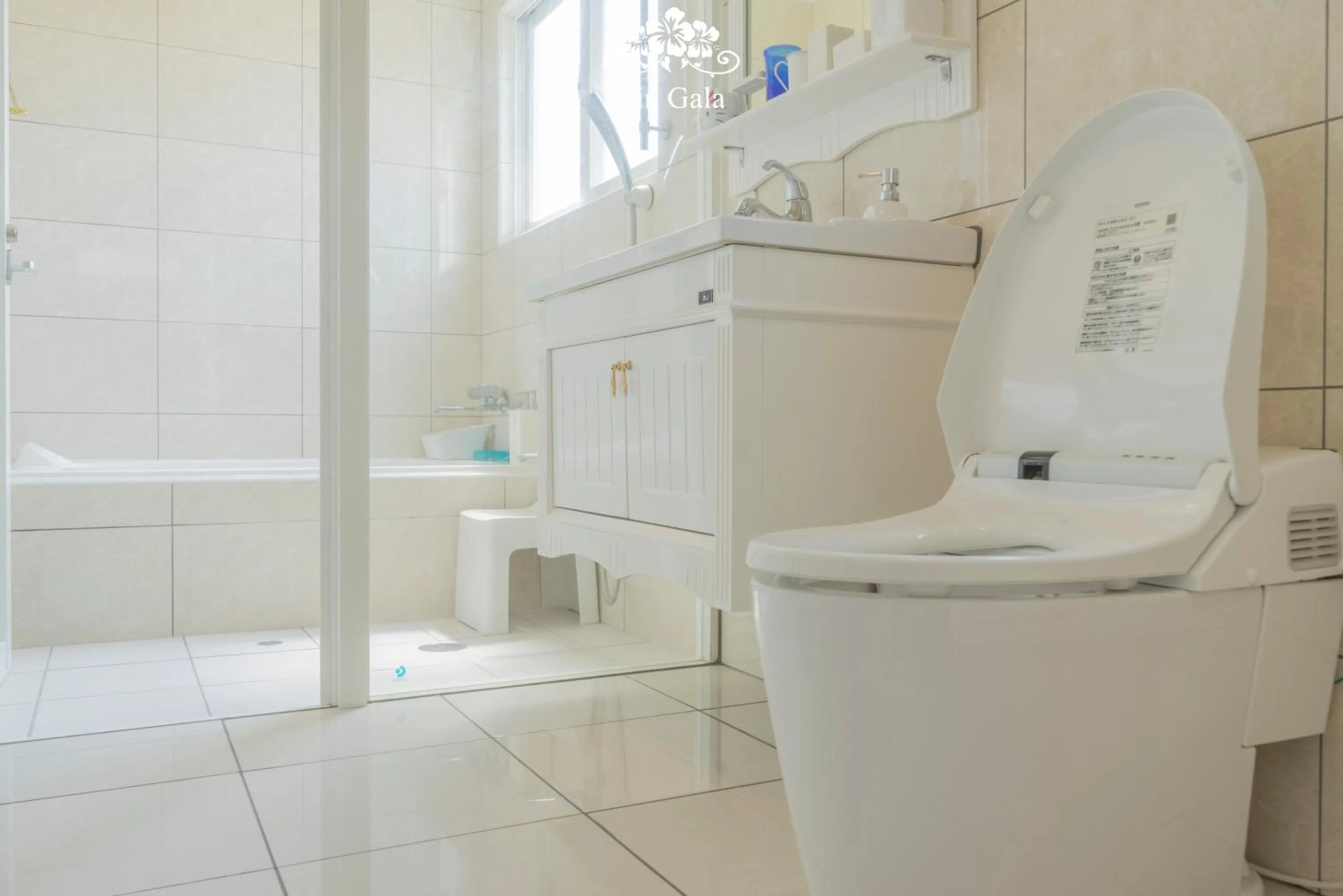 Toilet in Ocean Villa Tin Gala