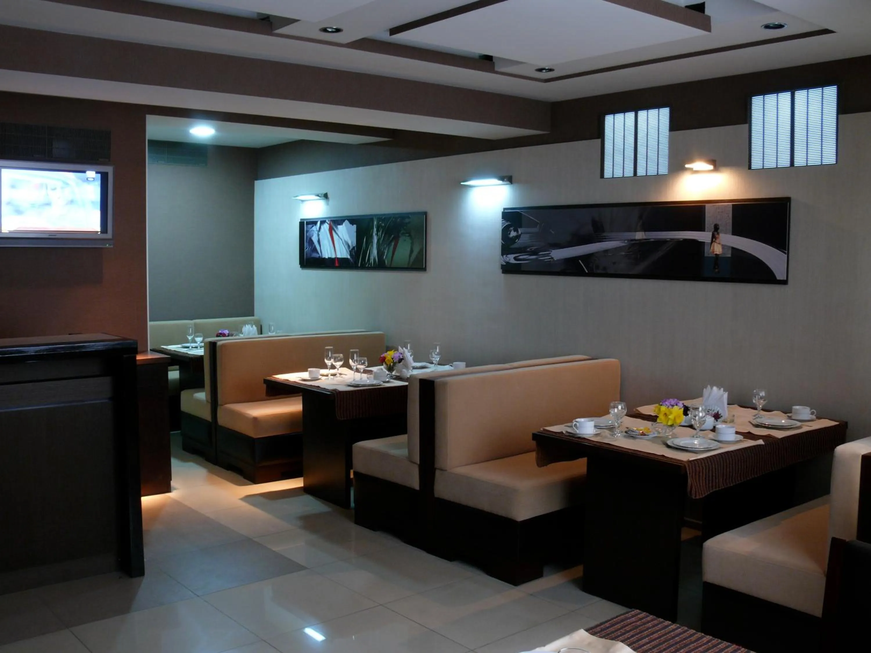 Restaurant/places to eat in Iliani Hotel