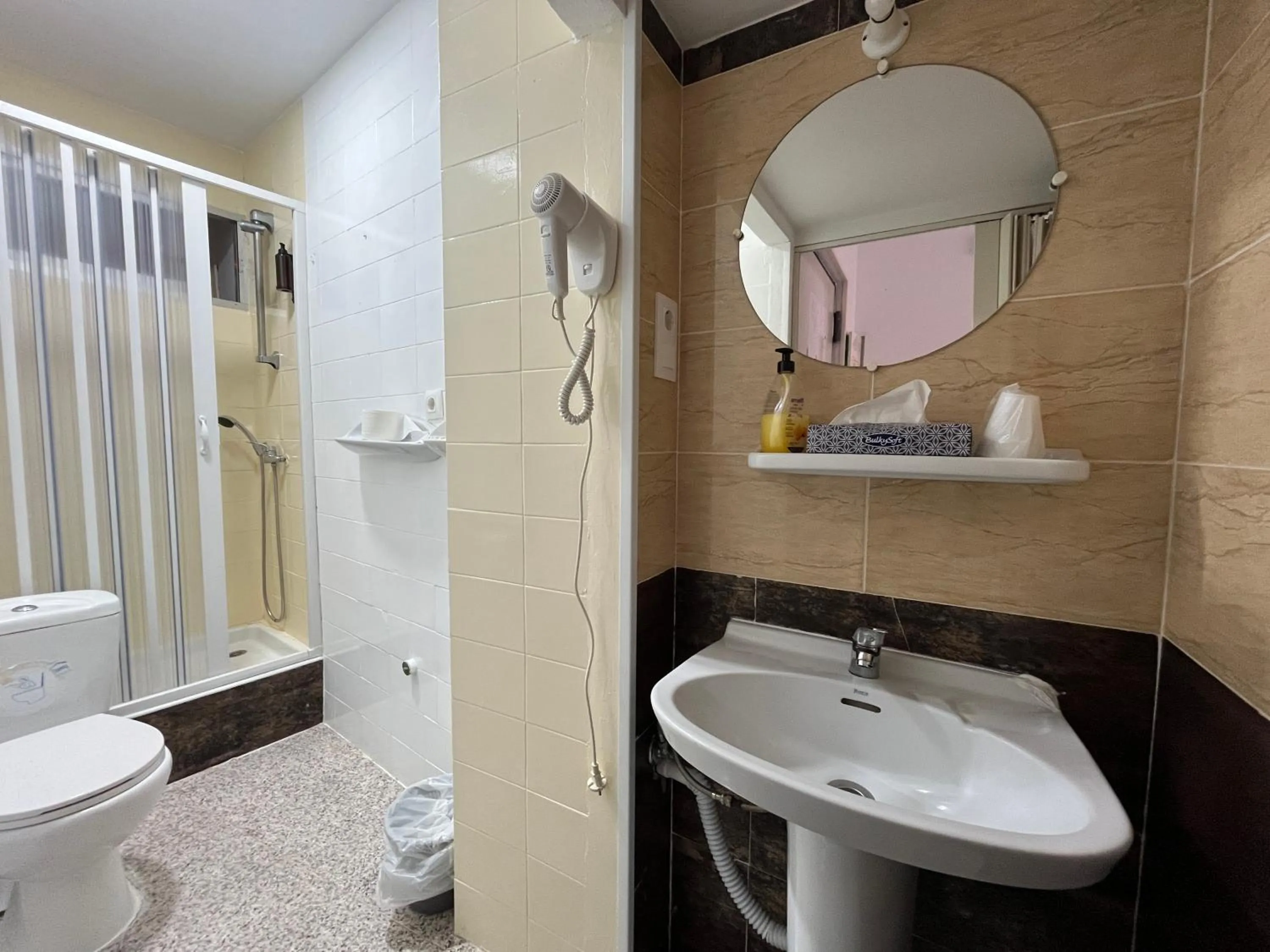 Shower in Hospedaje Lisboa Algeciras P Ca 0214 y A Ca 0232