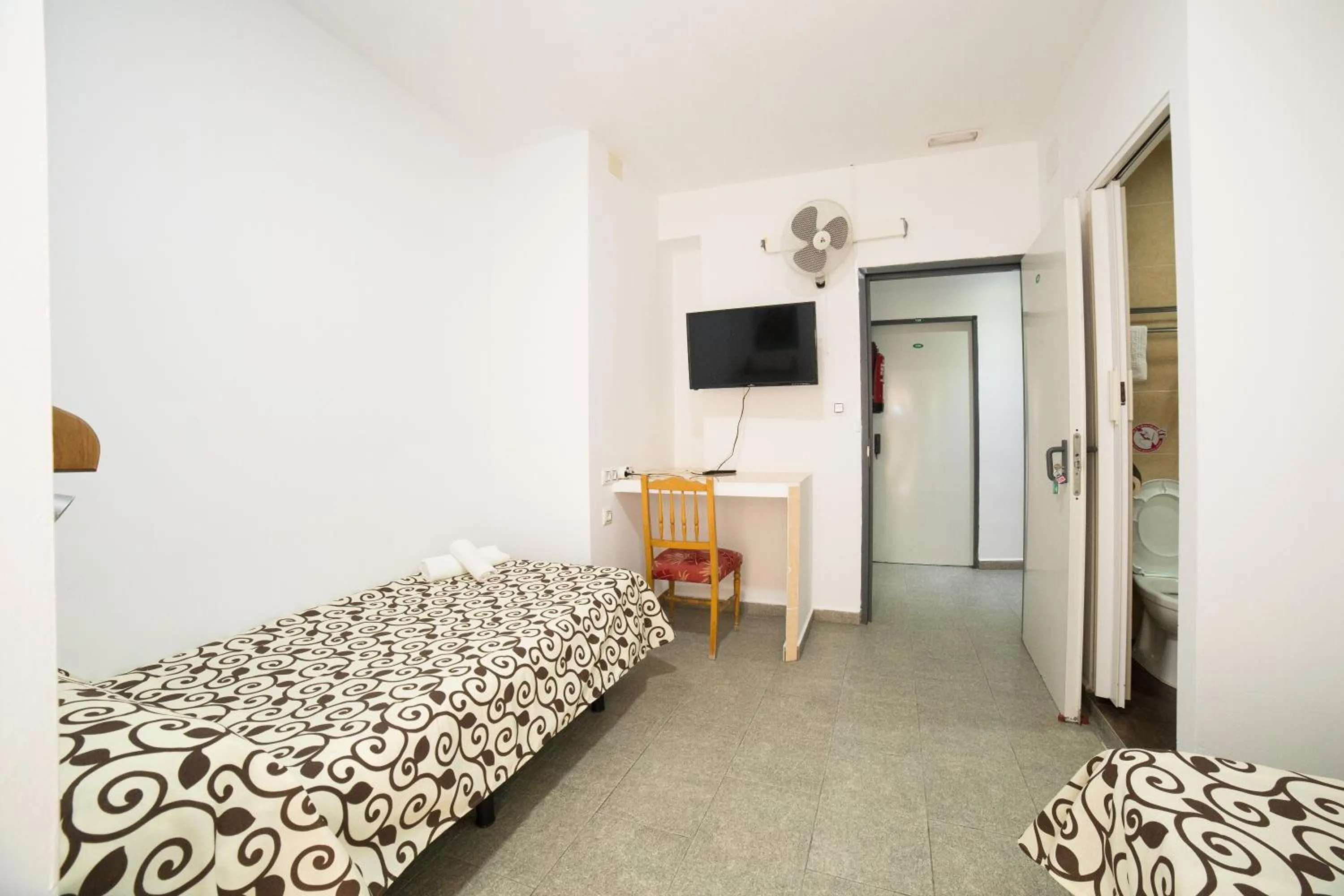 Bathroom, Bed in Hospedaje Lisboa Algeciras P Ca 0214 y A Ca 0232