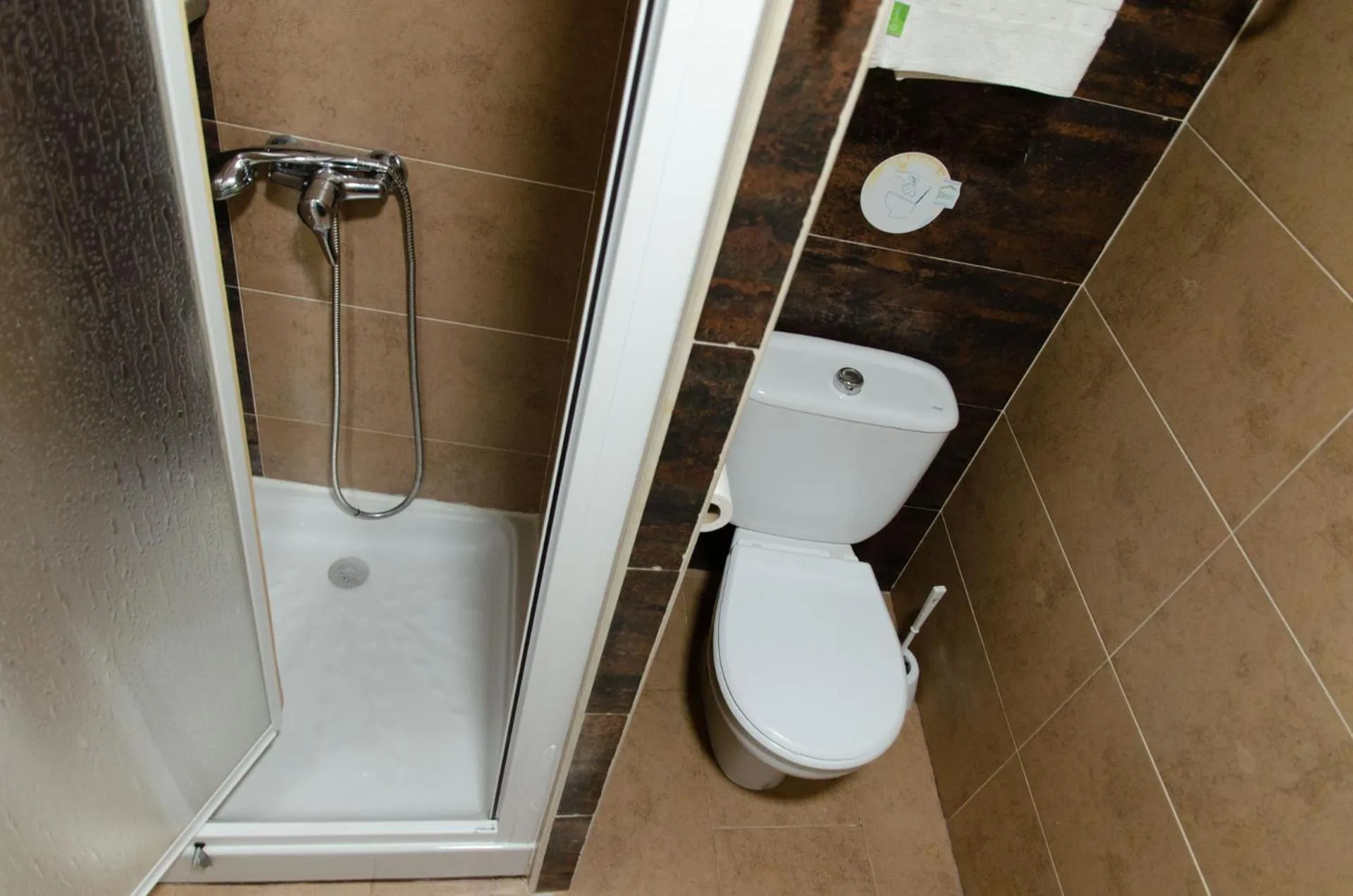 Shower in Hospedaje Lisboa Algeciras P Ca 0214 y A Ca 0232