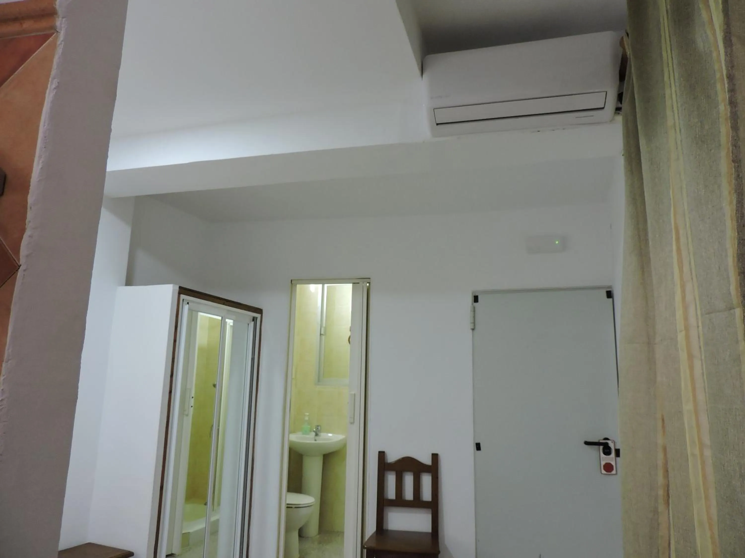 air conditioner in Hospedaje Lisboa Algeciras P Ca 0214 y A Ca 0232