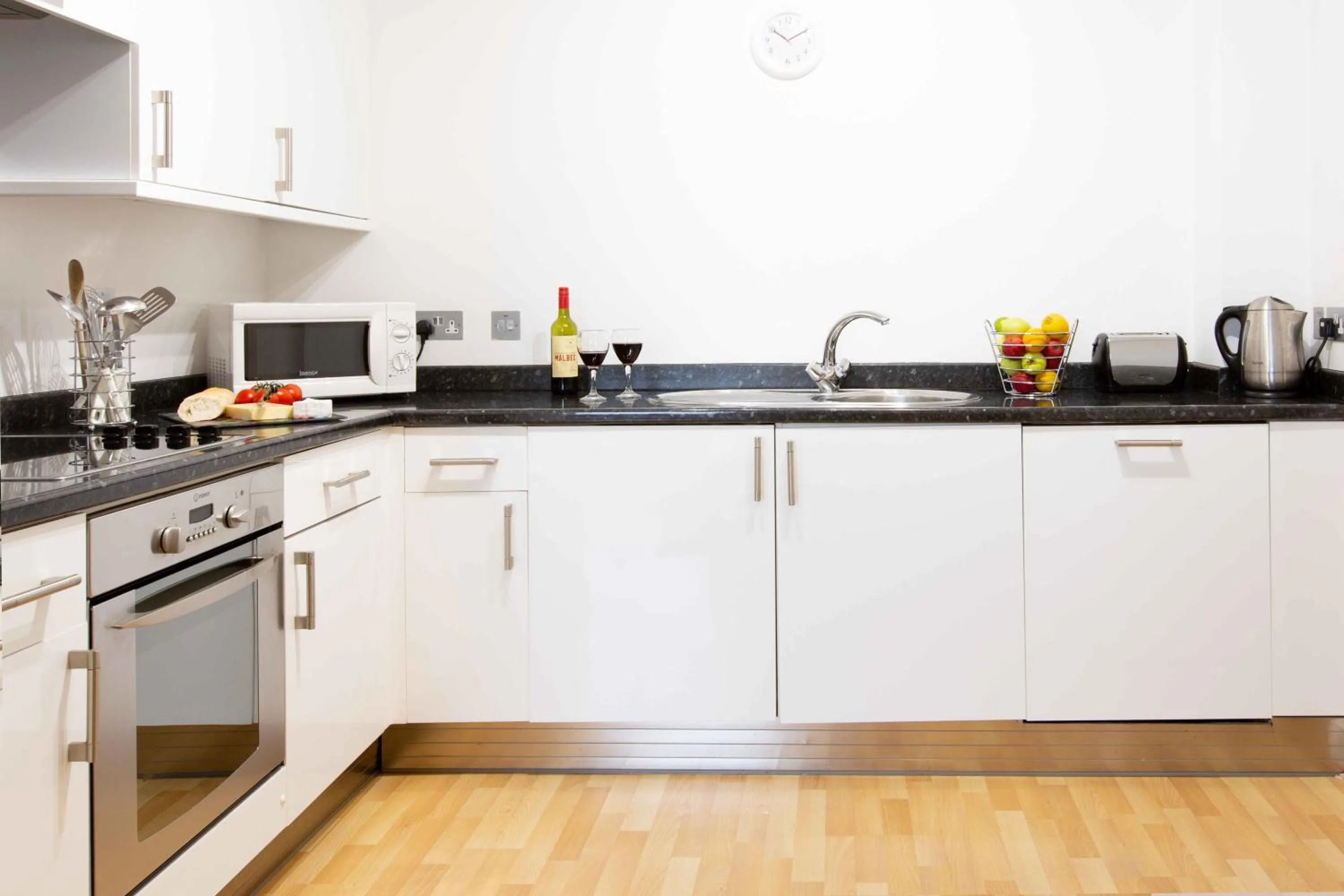 Kitchen or kitchenette in SACO Jersey - Merlin House