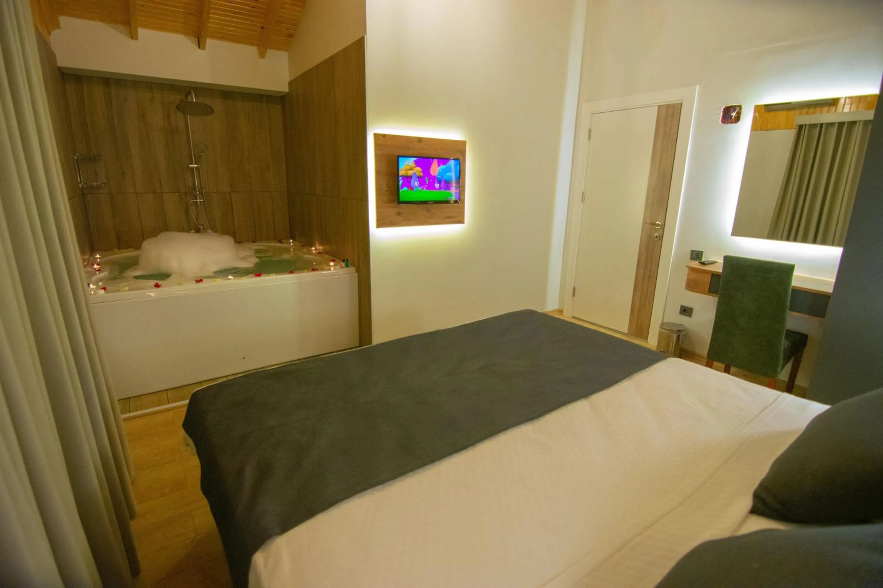 Bed in Green Palace Suite Hotel