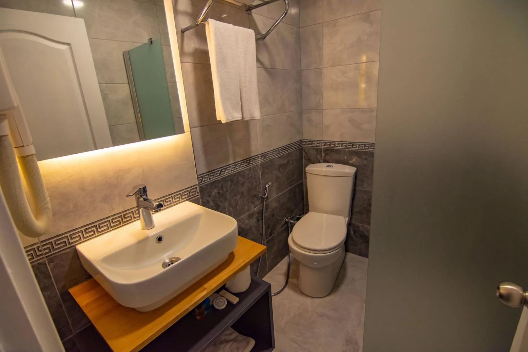 Green Palace Suite Hotel