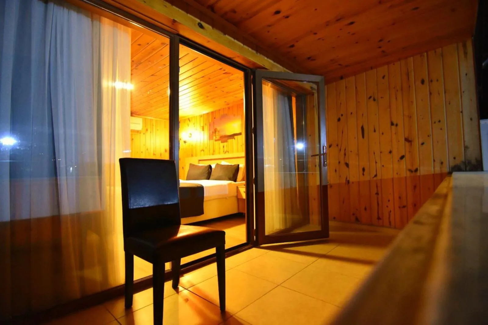 Bed in Green Palace Suite Hotel