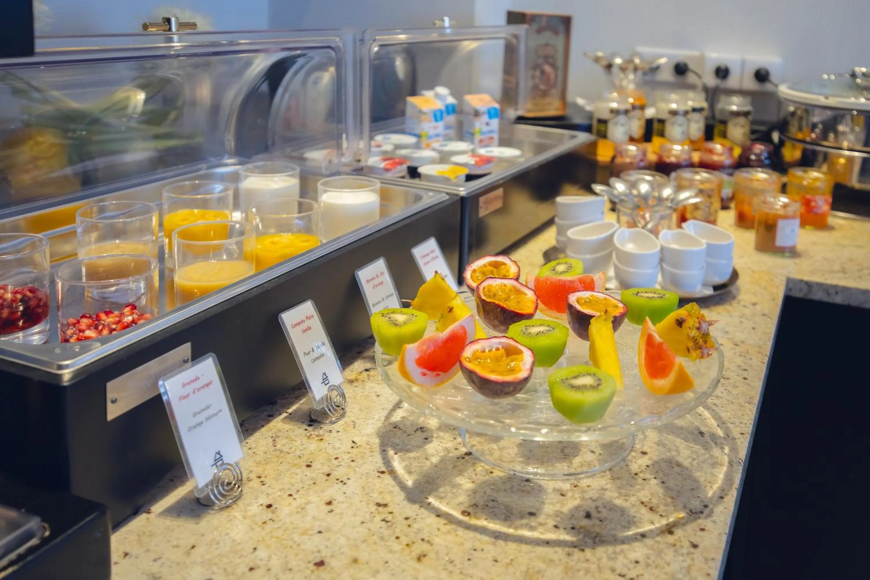 Buffet breakfast in Hôtel Le Griffon d'Or