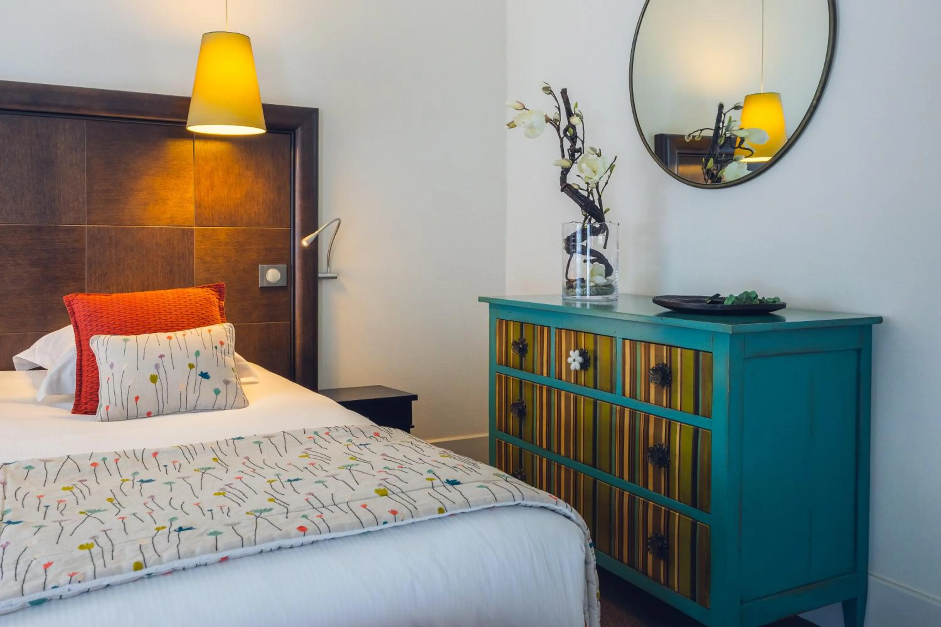 Decorative detail, Bed in Hôtel Le Griffon d'Or