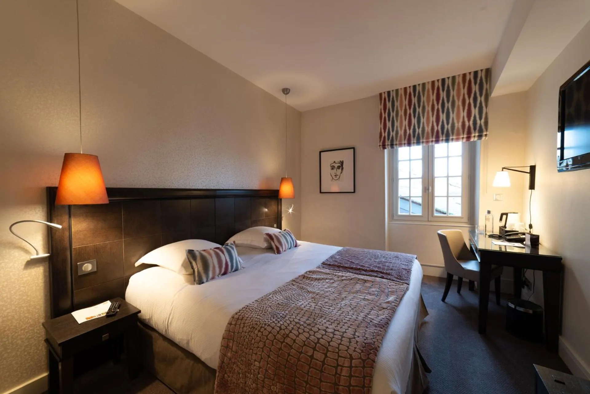 Bed in Hôtel Le Griffon d'Or