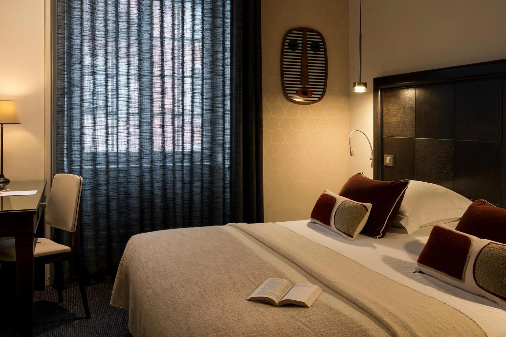 Property building, Bed in Hôtel Le Griffon d'Or