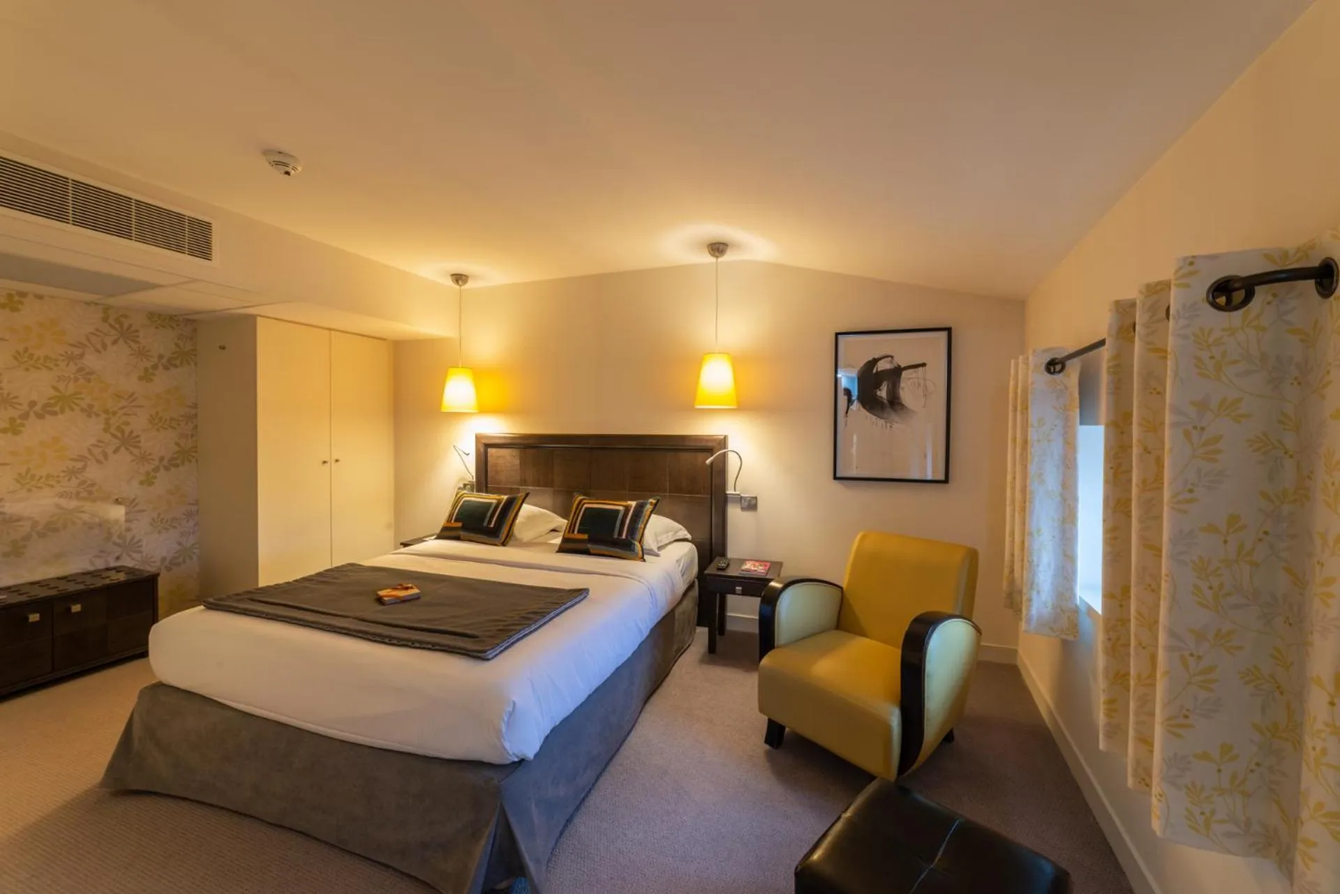 Bed in Hôtel Le Griffon d'Or