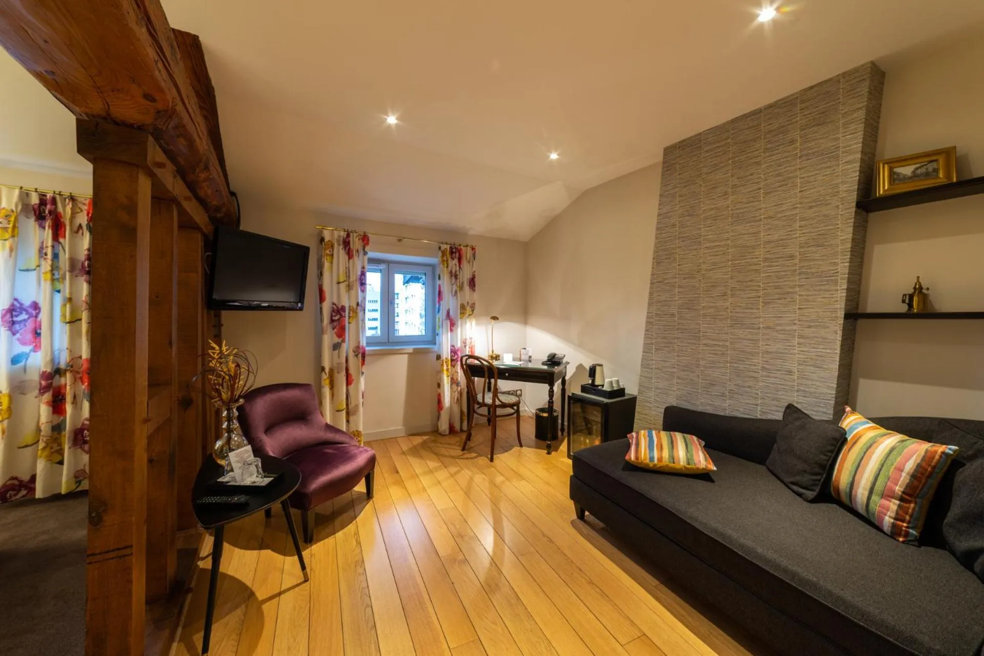 Photo of the whole room in Hôtel Le Griffon d'Or