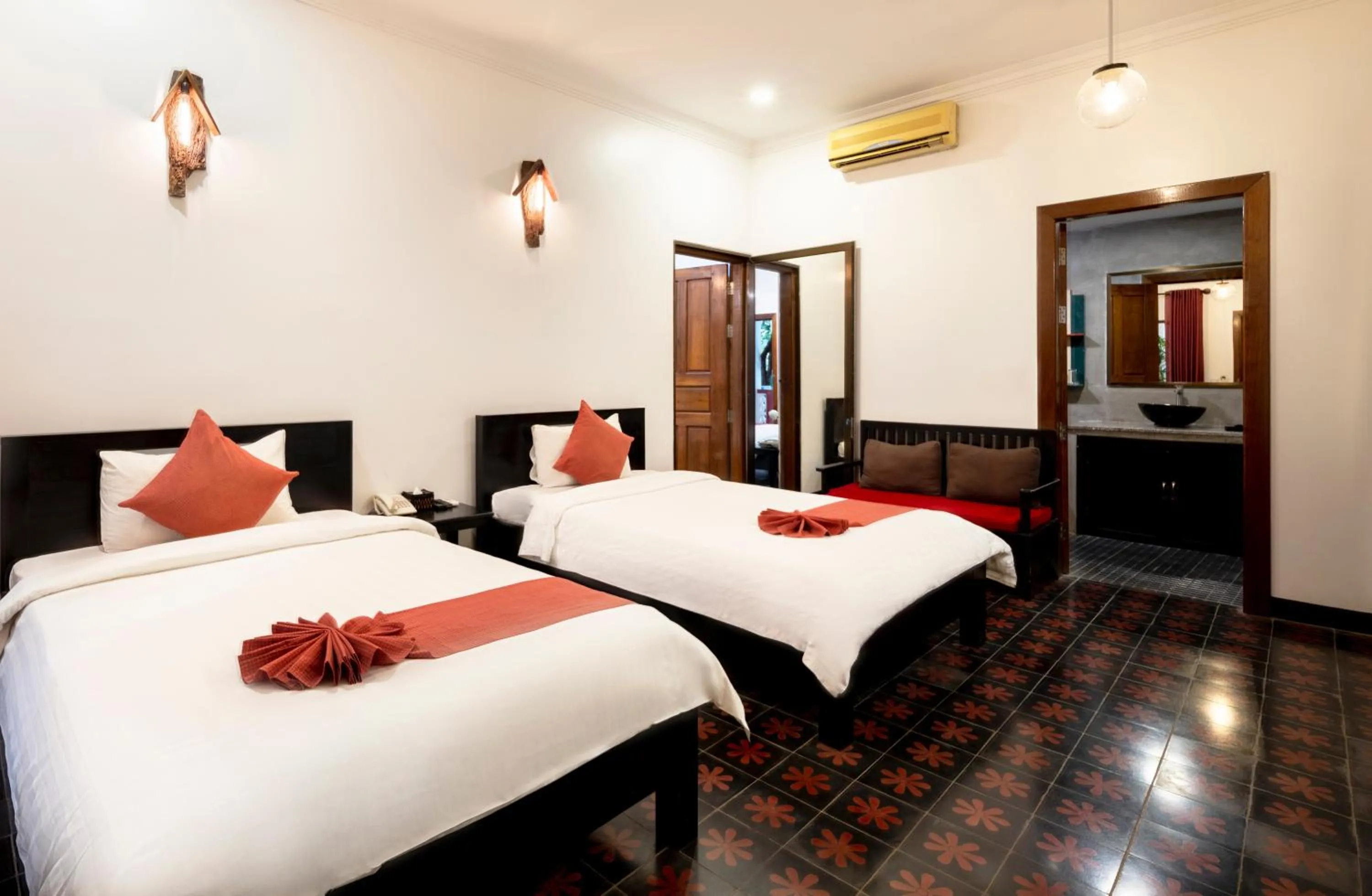 Photo of the whole room, Bed in La Niche D'angkor Boutique Hotel