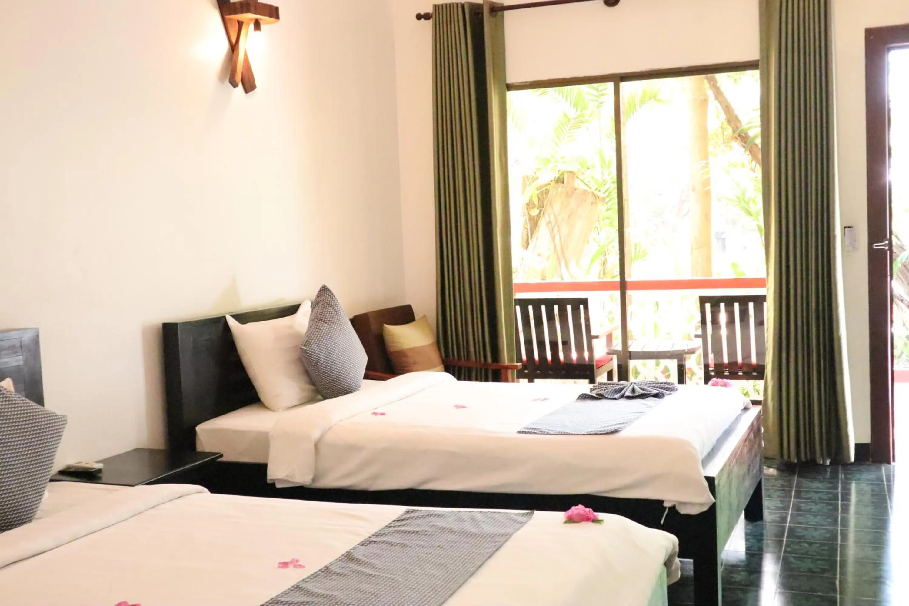 Photo of the whole room, Bed in La Niche D'angkor Boutique Hotel