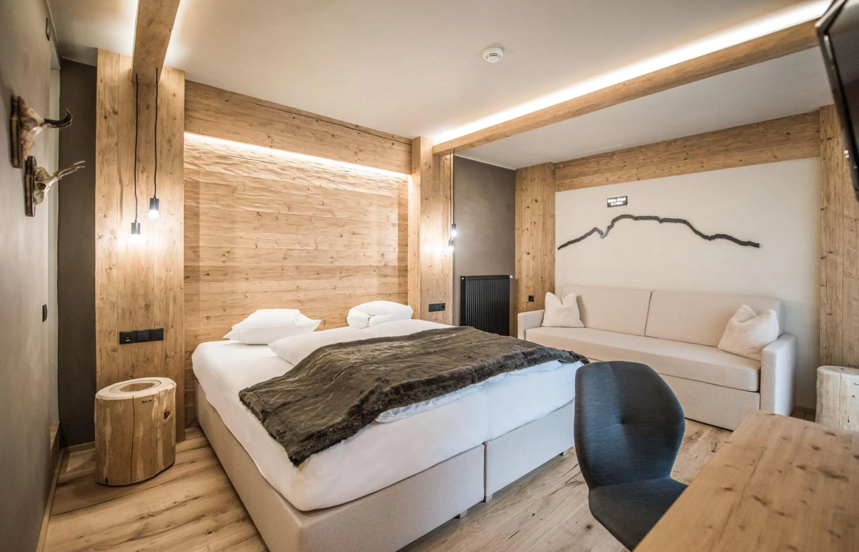 Staff, Bed in Hotel Edelweiss