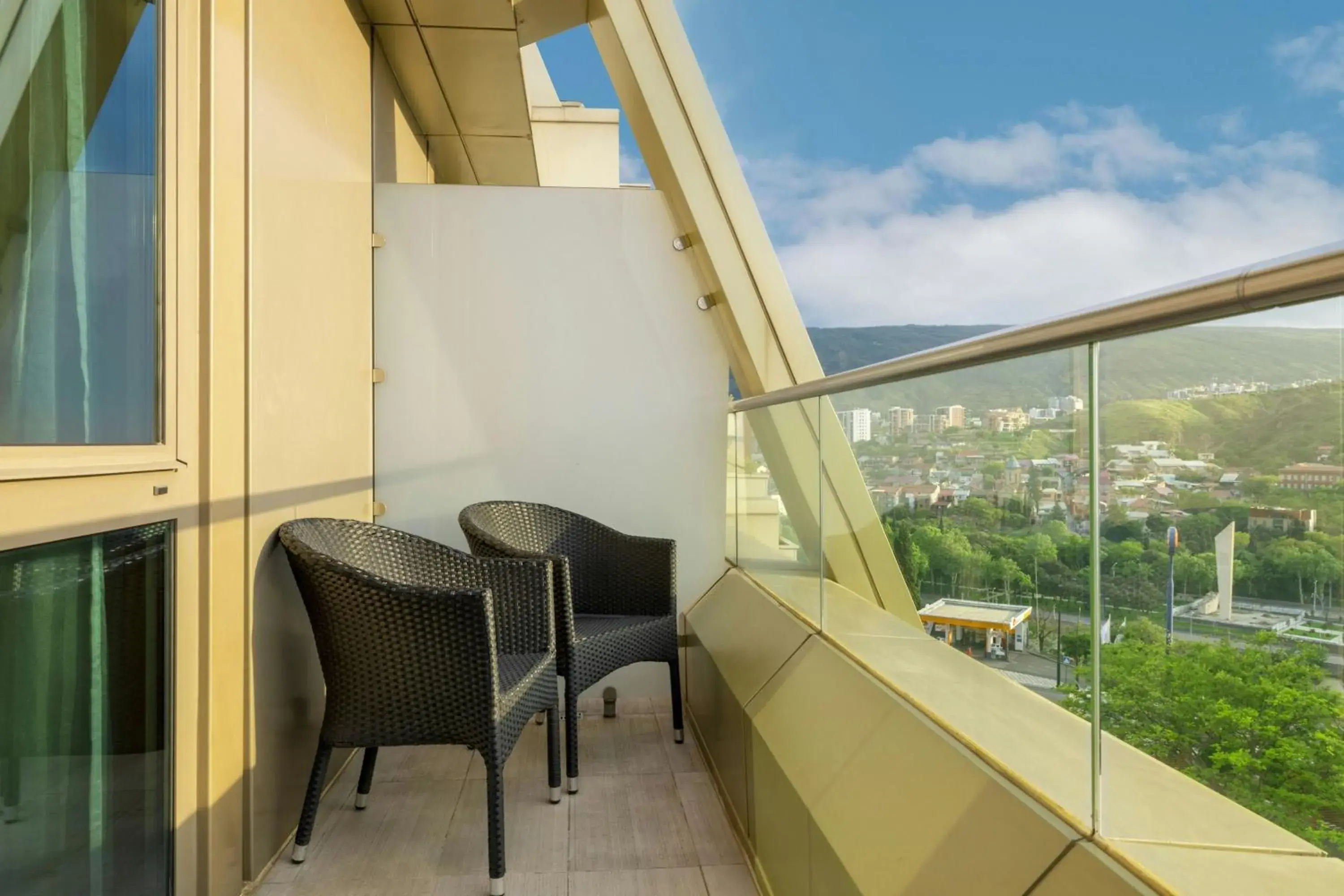 Deluxe Twin with Balcony, Guest room, 2 Twin/Single Bed(s) in Sheraton Grand Tbilisi Metechi Palace Deluxe Twin with Balcony, Guest room, 2 Twin/Single Bed(s) in Sheraton Grand Tbilisi Metechi Palace