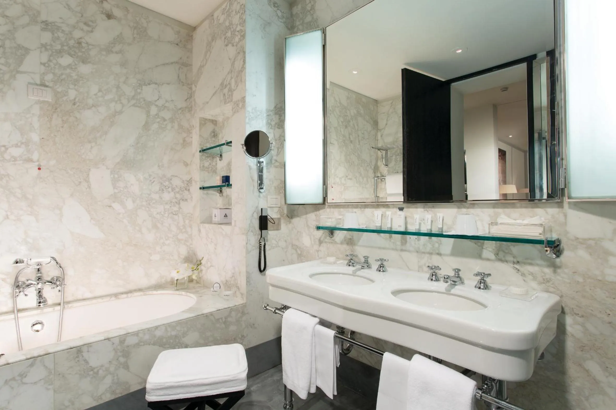 Bathroom in Portrait Roma - Lungarno Collection