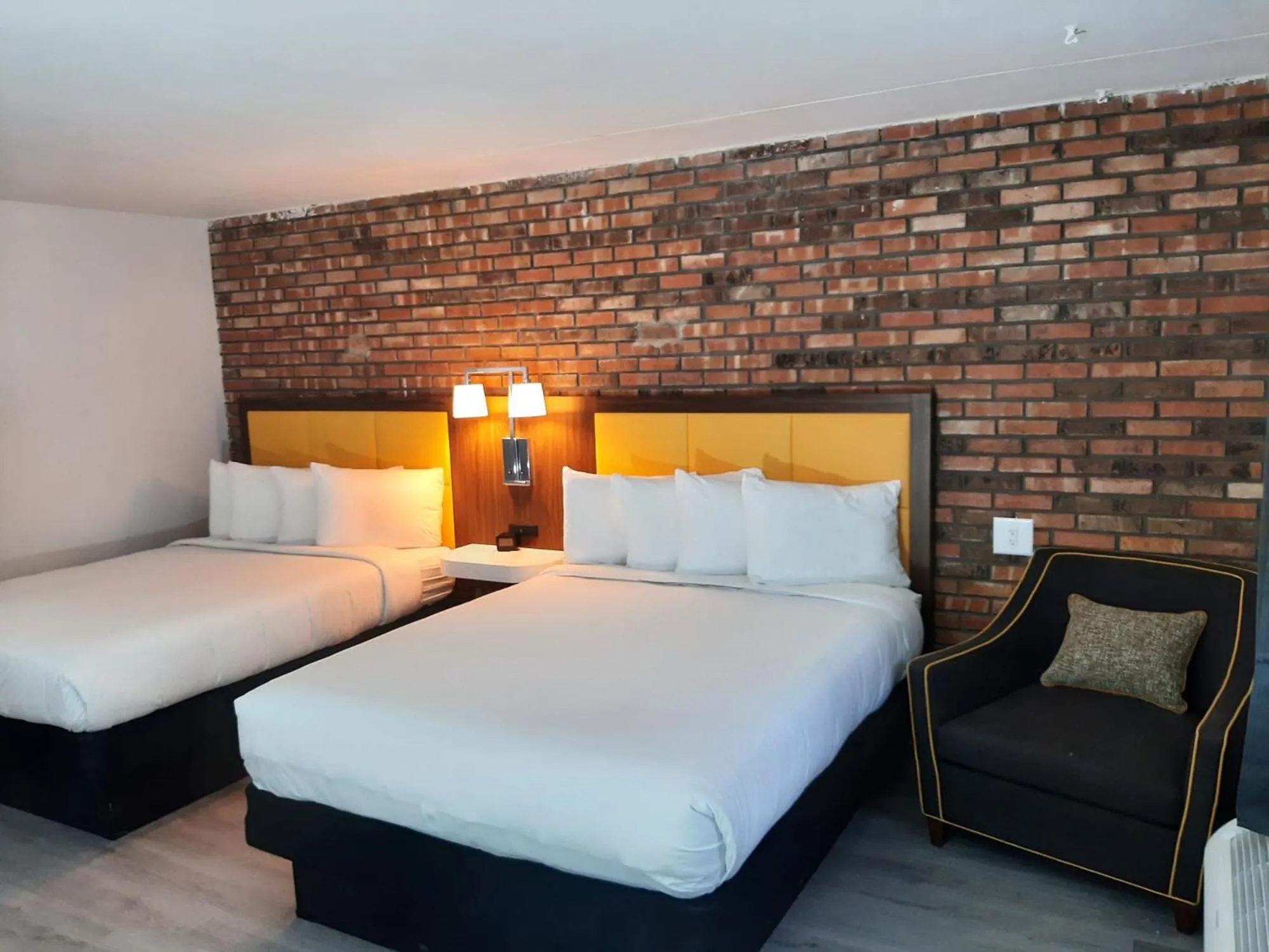 Bedroom, Bed in Penn Lodge Hotel & Suites Philadelphia - Bensalem