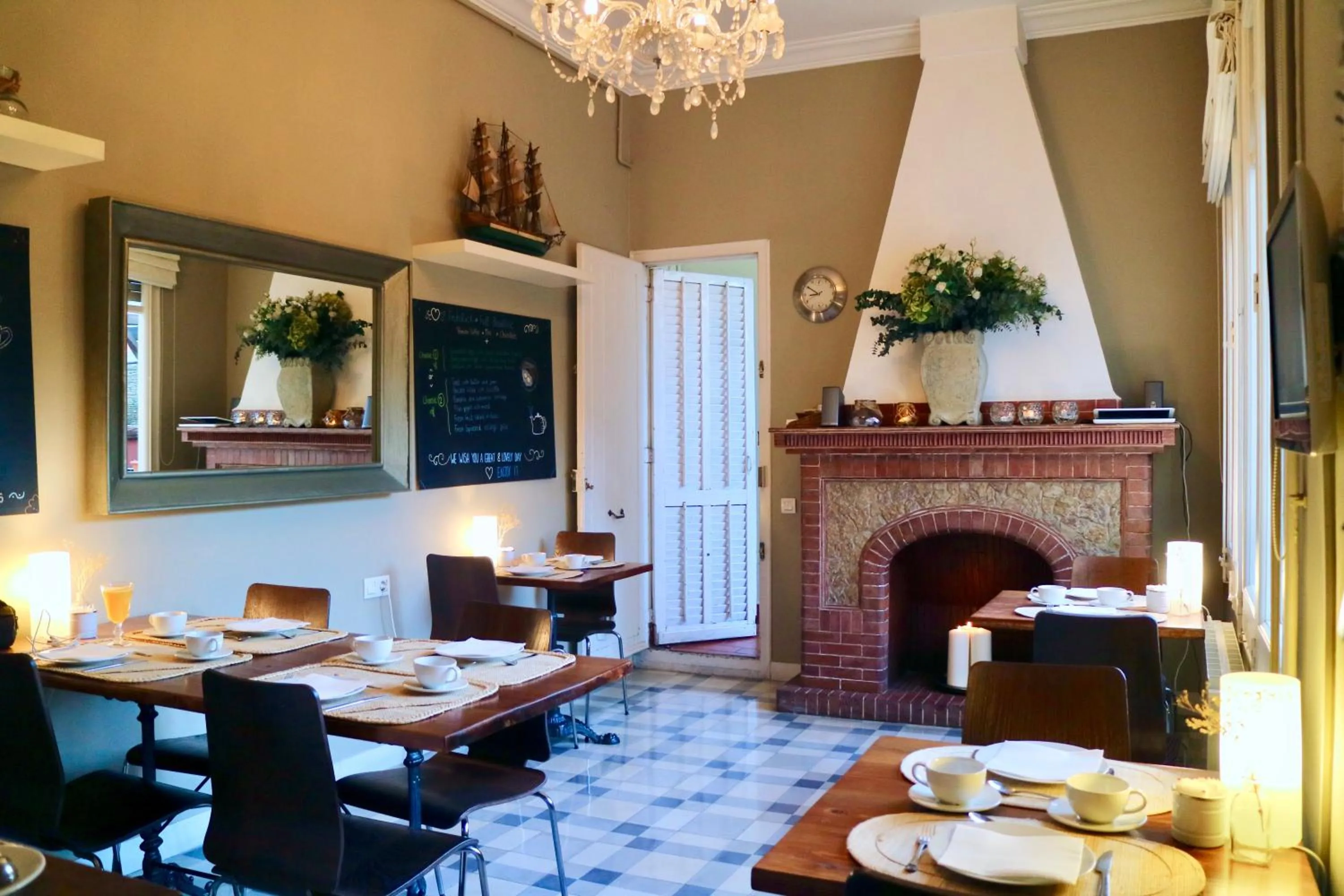 Dining area in Hostal Poblenou