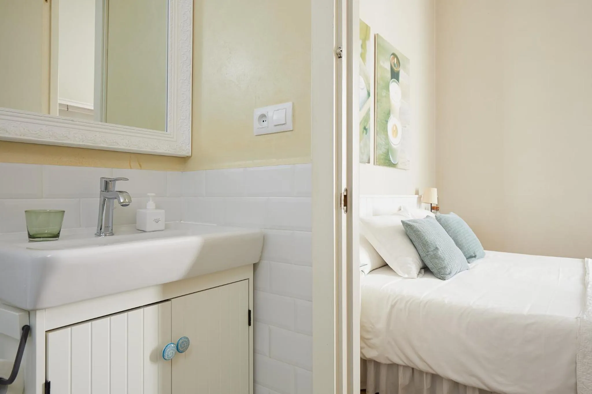 Bathroom, Bed in Hostal Poblenou