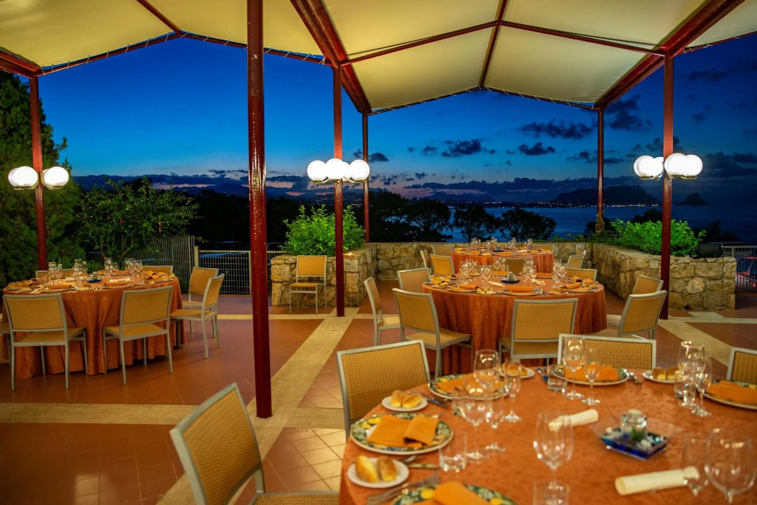 Restaurant/places to eat in Hotel Torre Normanna