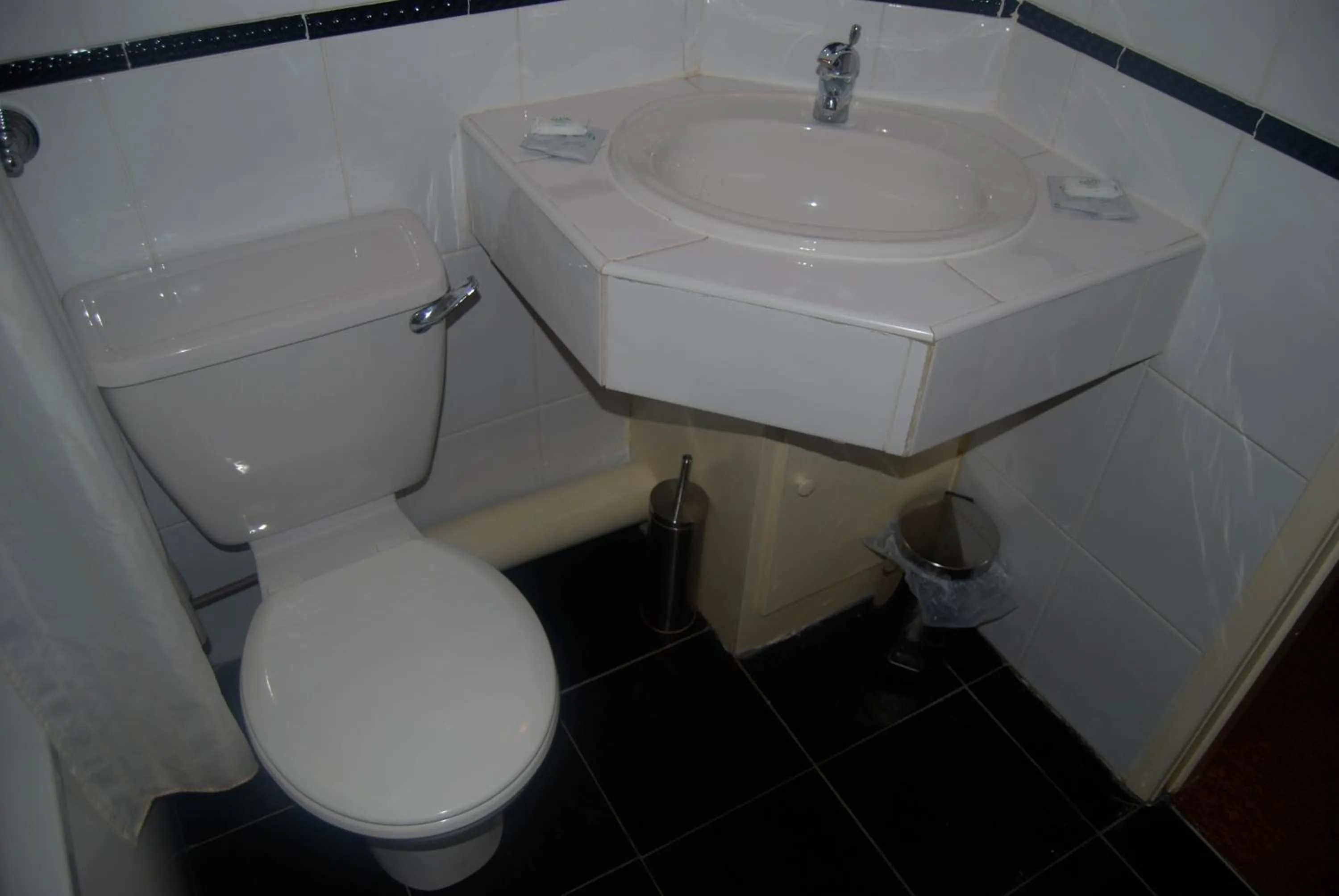 Bathroom in Brecon Hotel Sheffield Rotherham