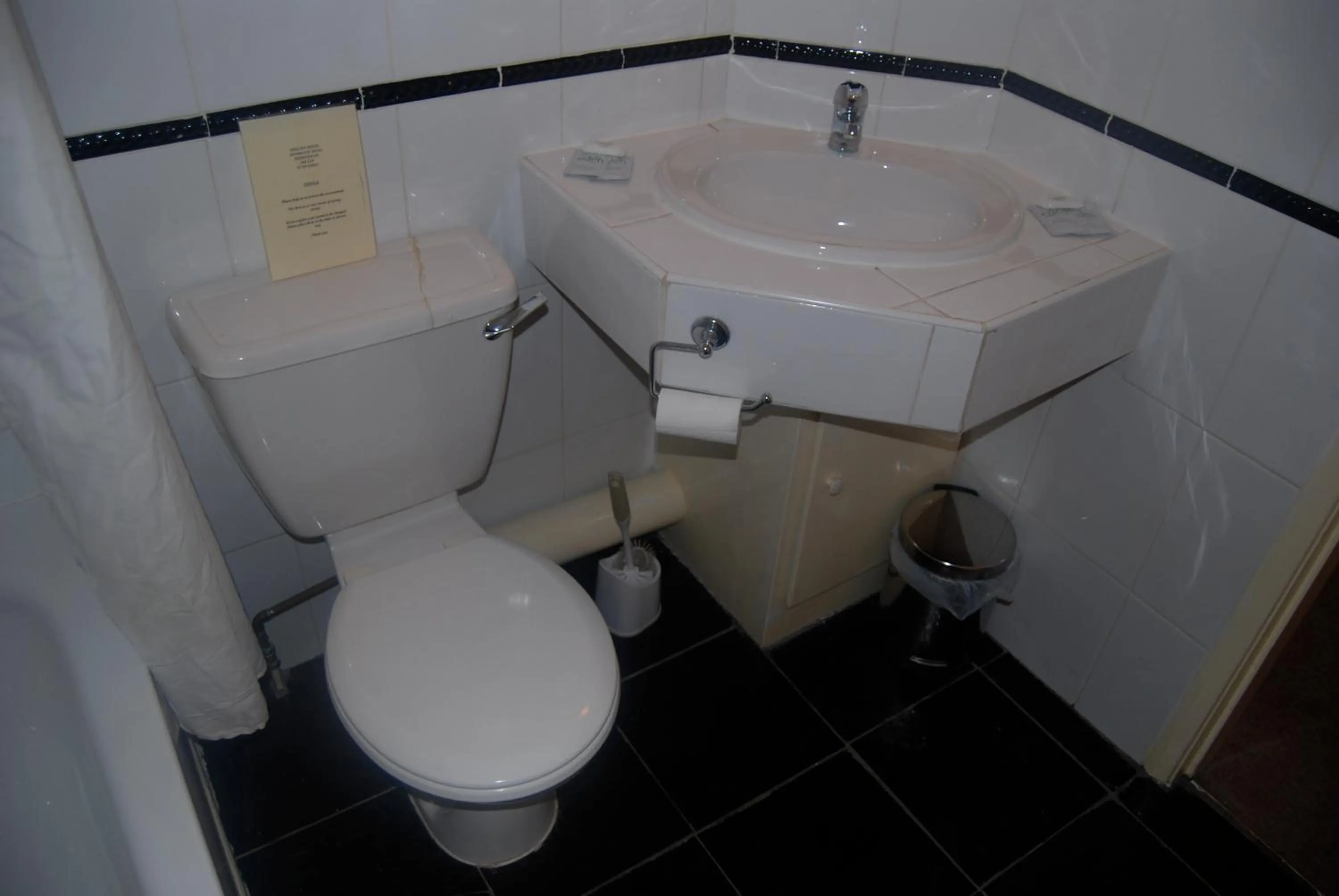 Bathroom in Brecon Hotel Sheffield Rotherham