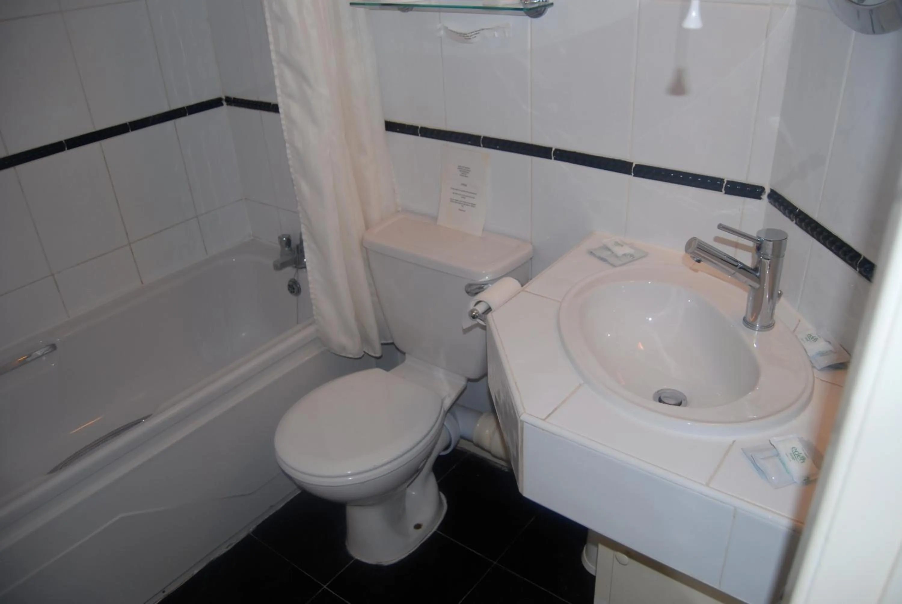 Bathroom in Brecon Hotel Sheffield Rotherham