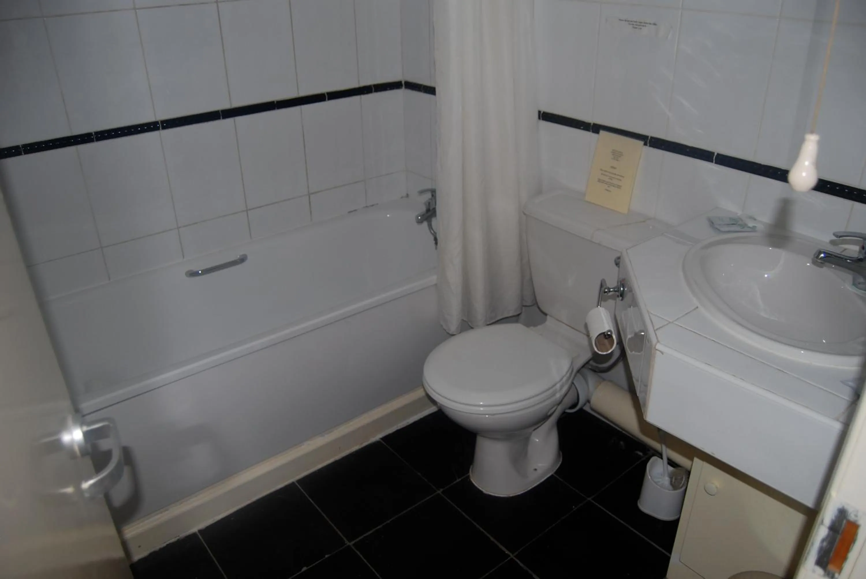 Bathroom in Brecon Hotel Sheffield Rotherham