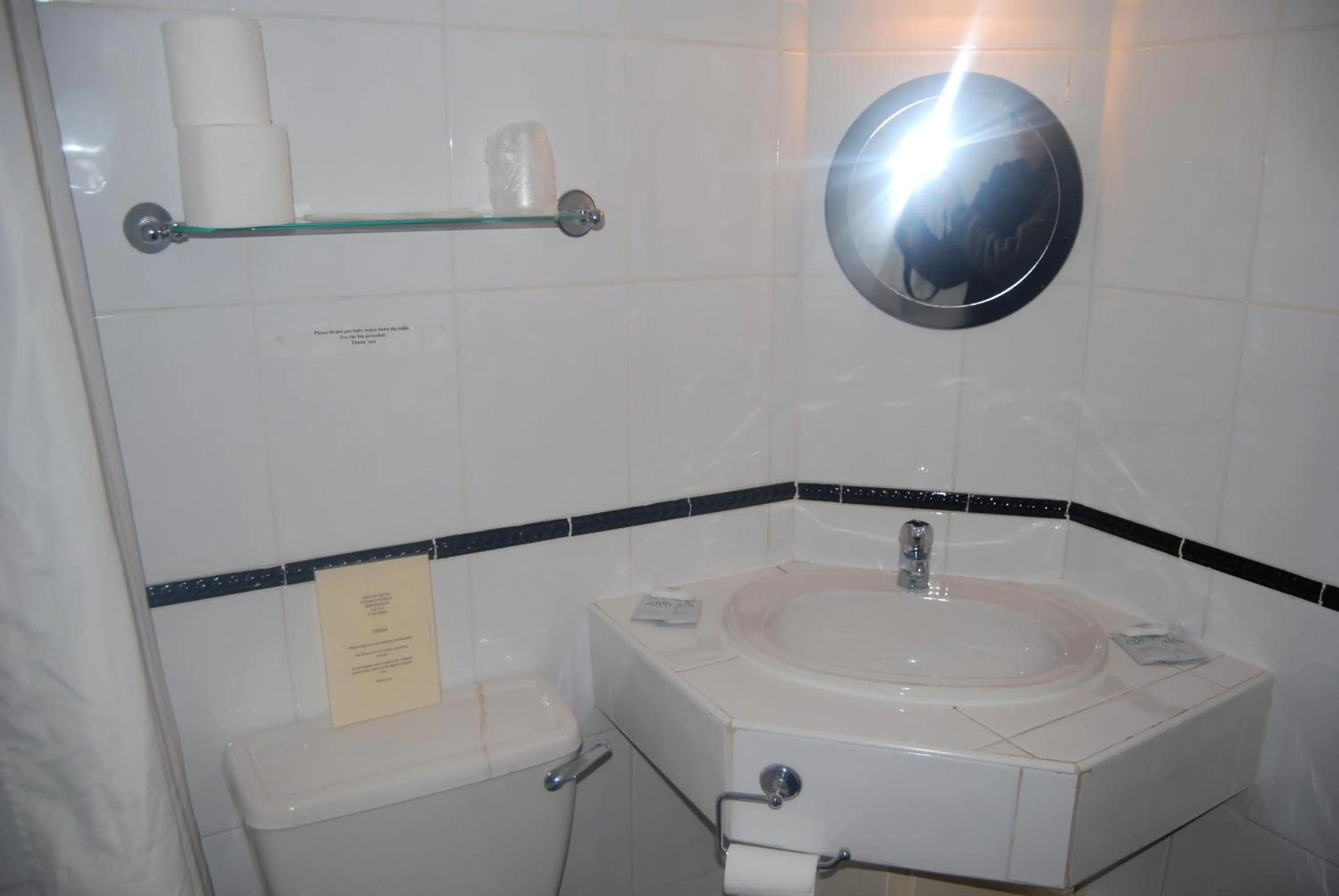 Bathroom in Brecon Hotel Sheffield Rotherham