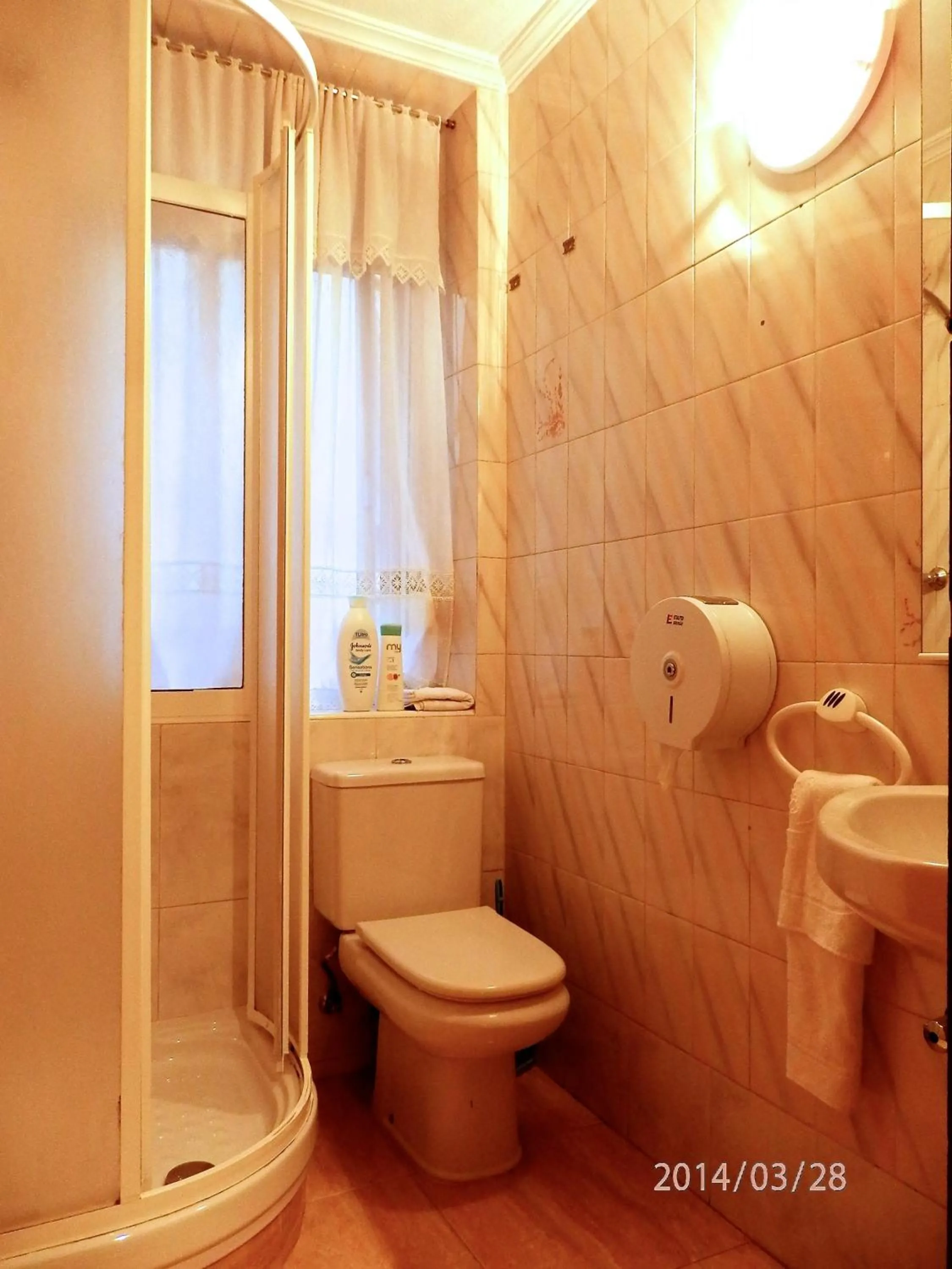 Bathroom in Pension Salamanca