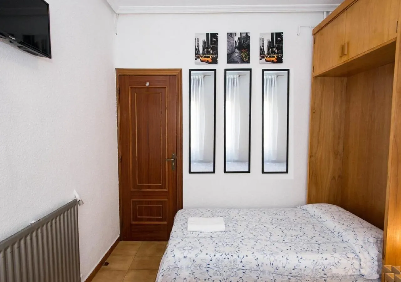 Bedroom, Bed in Pension Salamanca