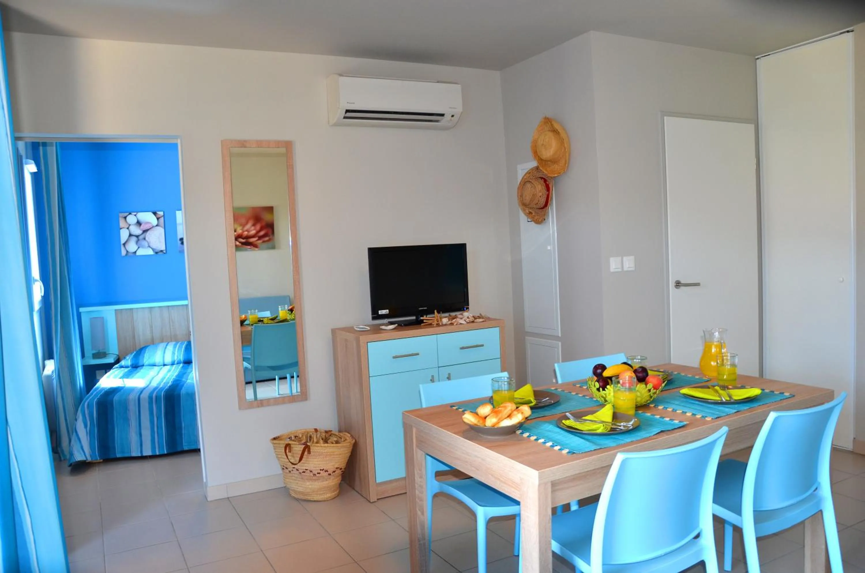 Dining area in Lagrange Grand Bleu Vacances – Résidence La Grenadine