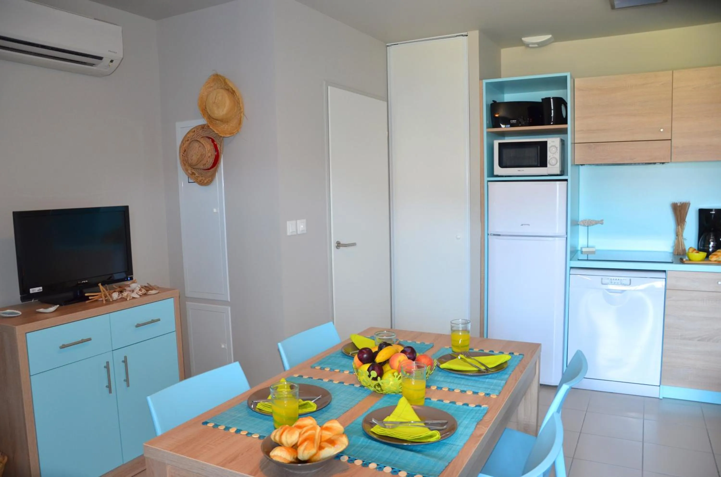 Dining area in Lagrange Grand Bleu Vacances – Résidence La Grenadine