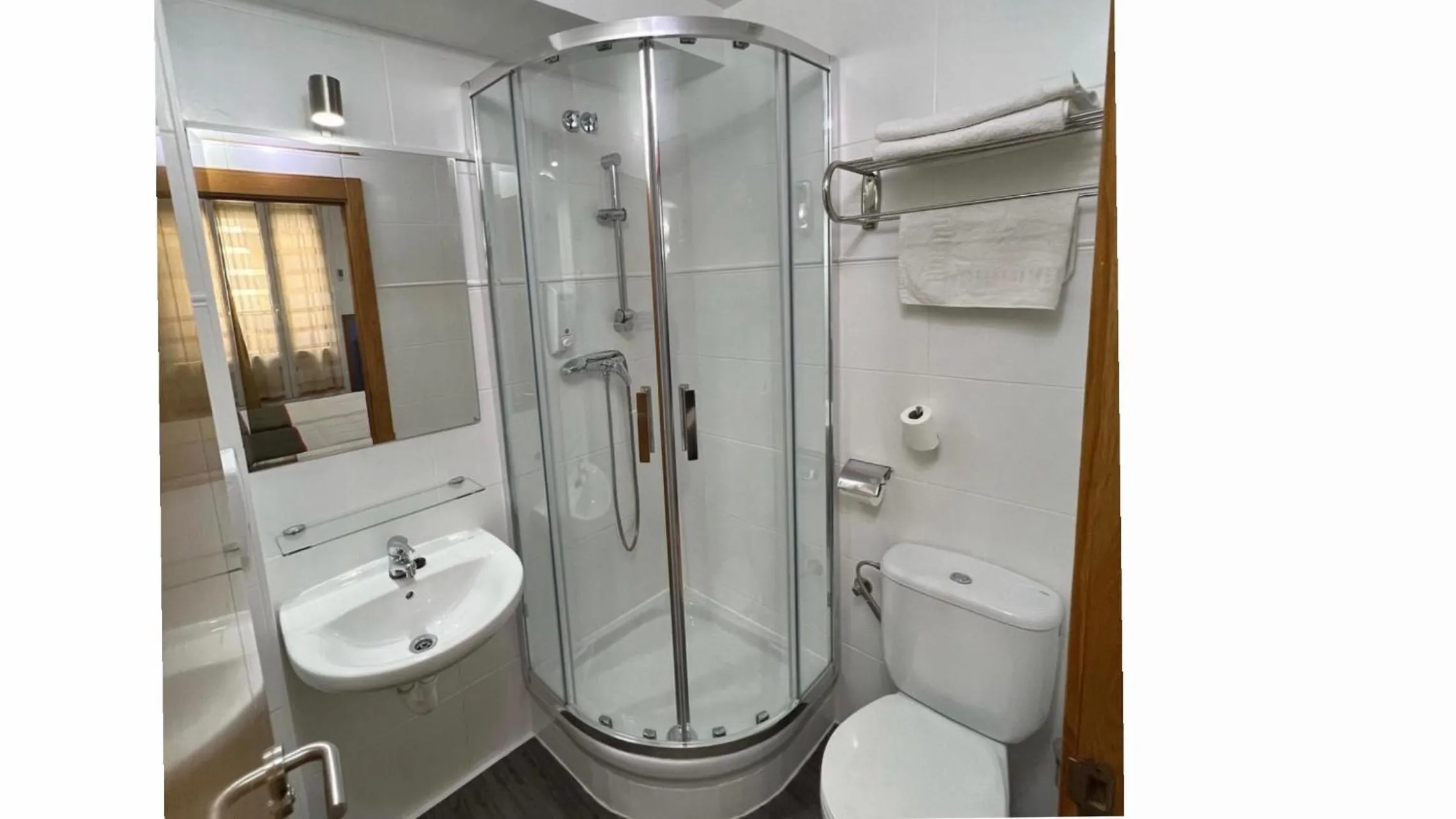 Shower in Pensión Irune by Vivere Stays