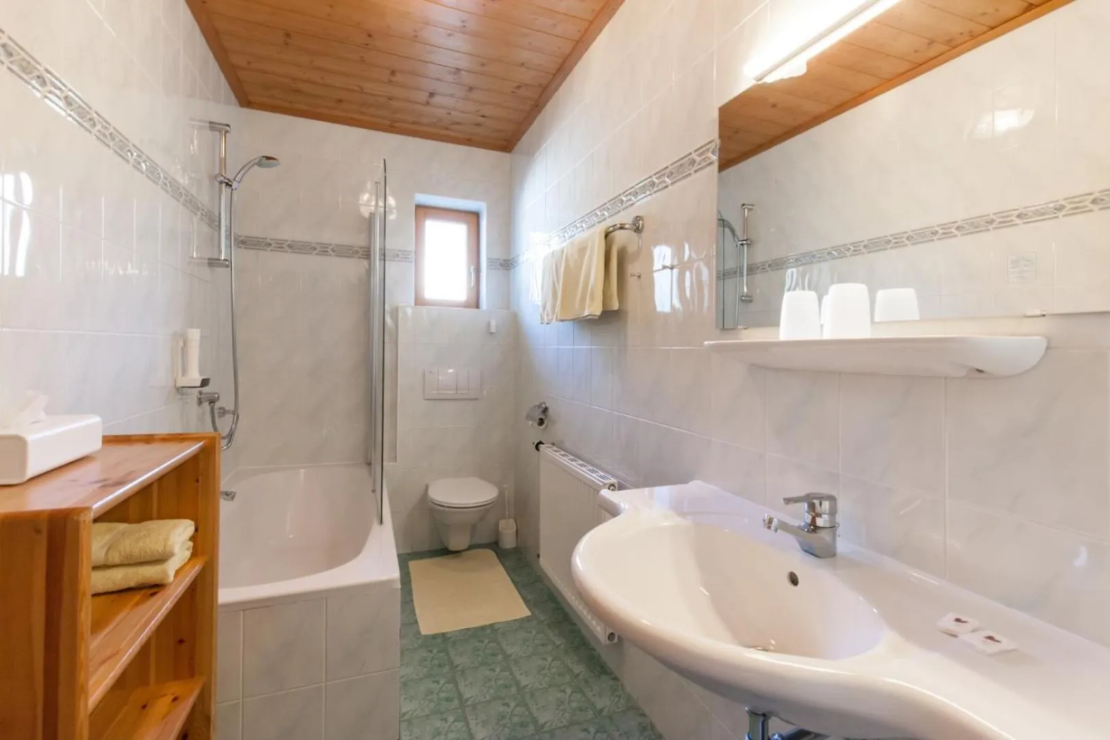 Bathroom in Noichl’s Hotel Garni